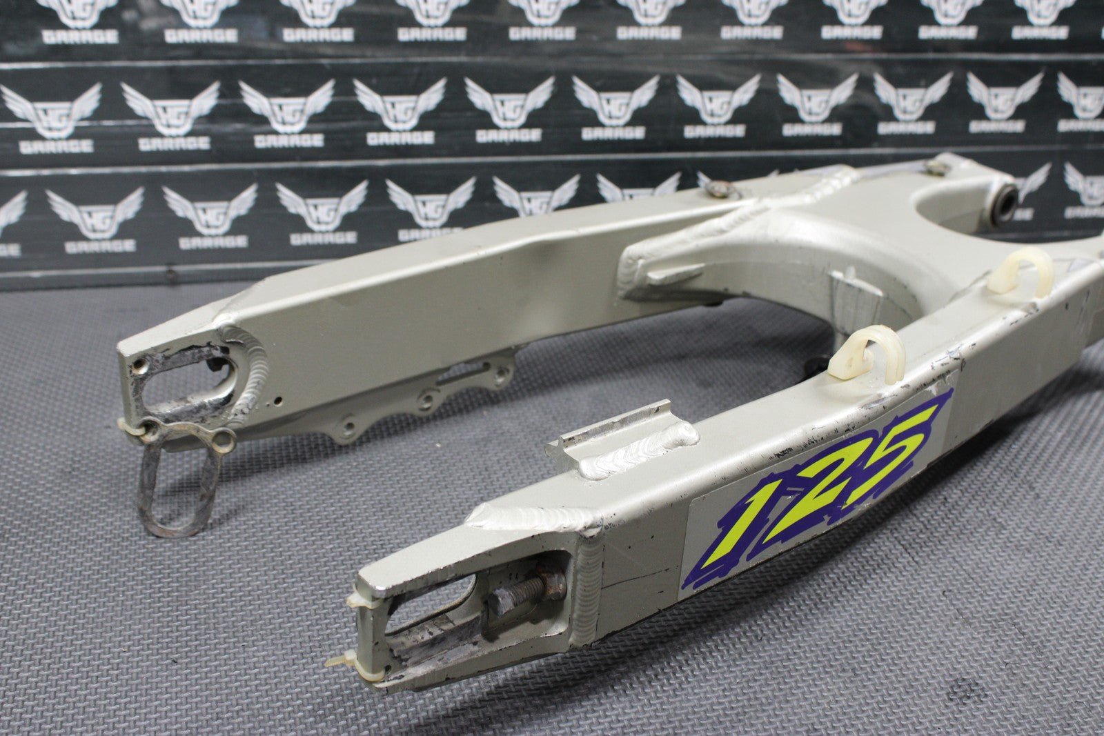 1996 KAWASAKI KX125 KX250 OEM SWINGARM SWING ARM SUSPENSION 33001 - 1487 - TX - hggarage
