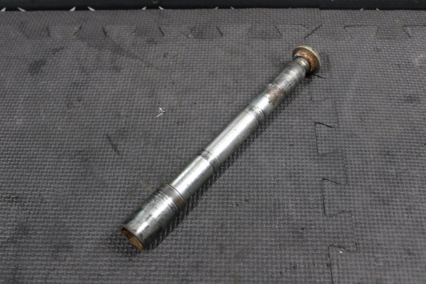 2000 YAMAHA YZ426F OEM FRONT WHEEL RIM AXLE PIVOT BOLT 5BE - 25181 - 00 - 00 - hggarage