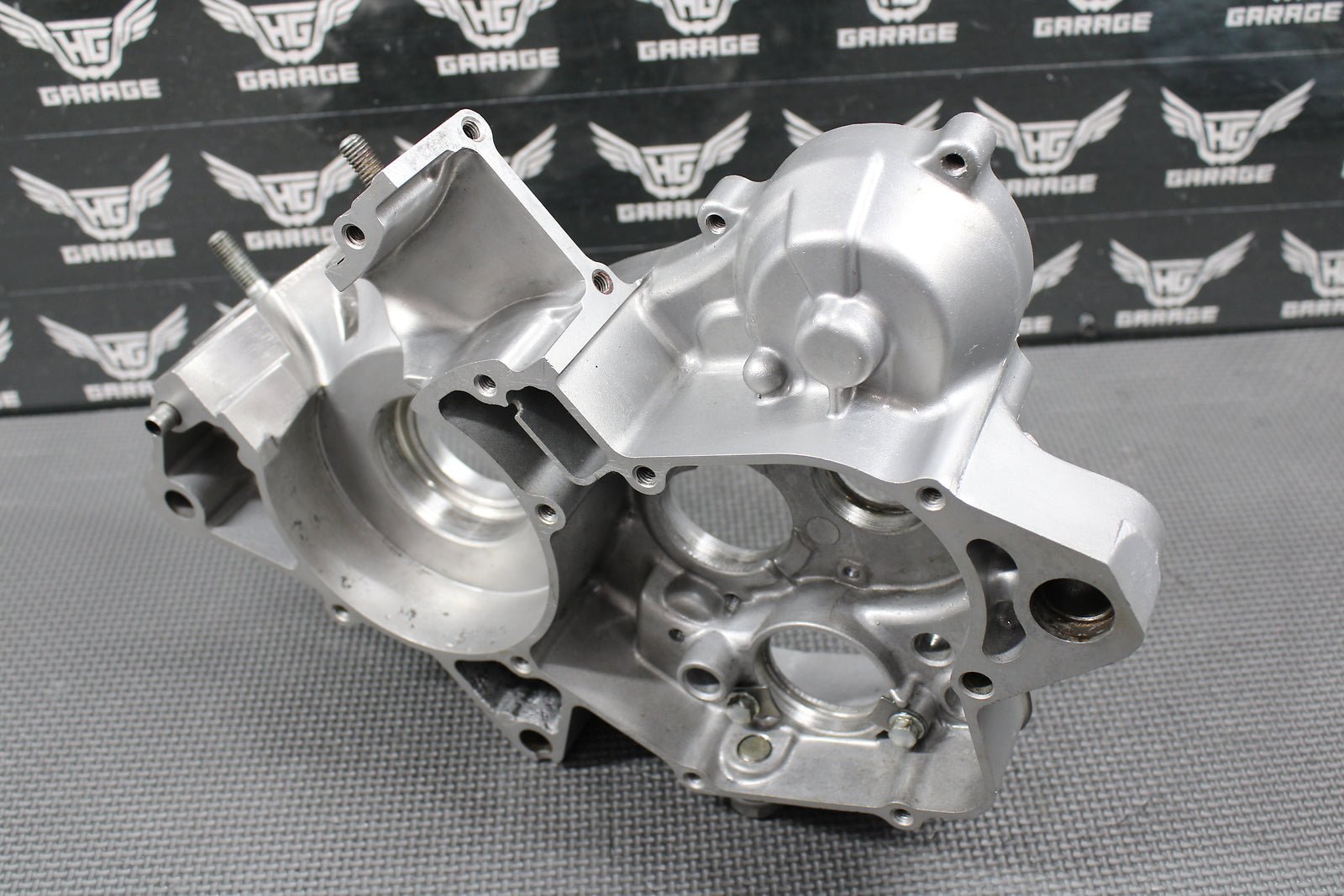 2000 99 - 02 HONDA CR125R OEM RIGHT ENGINE MOTOR CRANKCASE CRANK CASE 11100 - KZ4 - L1 - hggarage