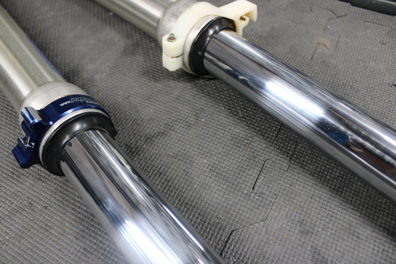 1999 YAMAHA YZ250 OEM RIGHT LEFT FRONT SUSPENSION FORKS SHOCKS 5CU - 23102 - 00 - 00 - hggarage