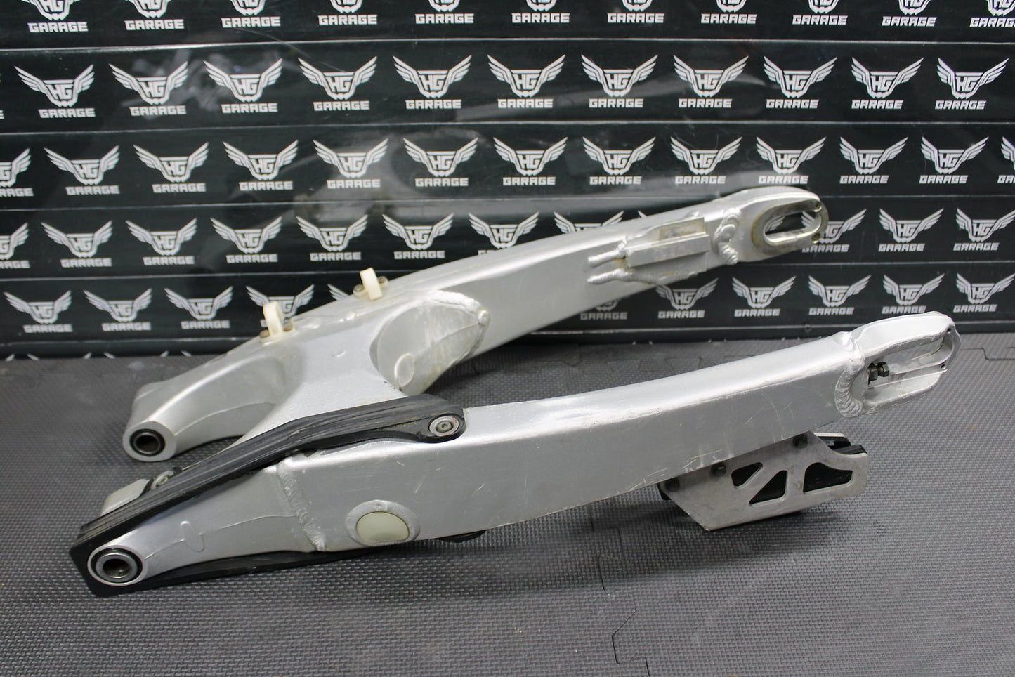 2002 YAMAHA YZ250F OEM SWINGARM SWING ARM SUSPENSION 5NY - 22110 - 00 - 00 - hggarage
