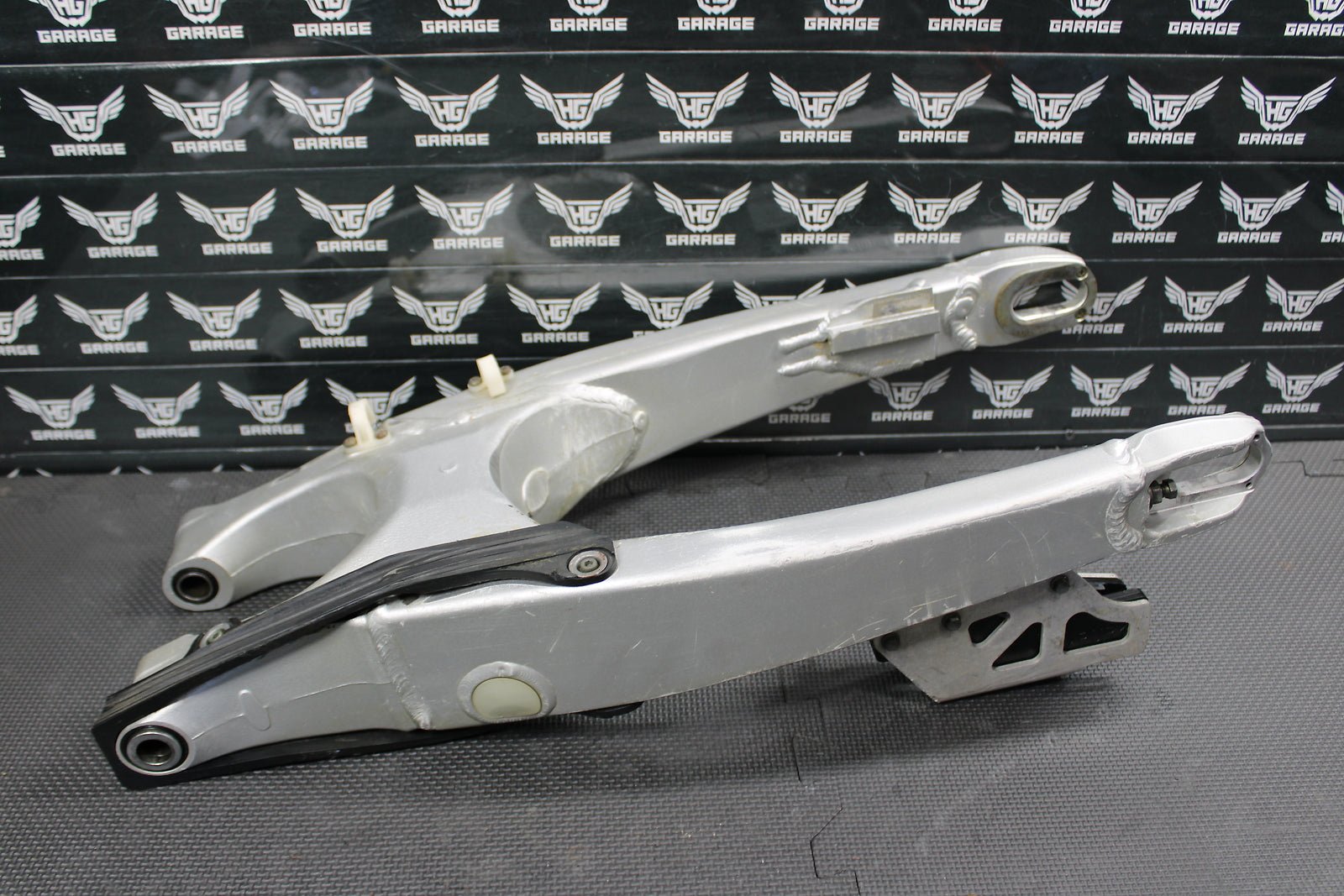 2002 YAMAHA YZ250F OEM SWINGARM SWING ARM SUSPENSION 5NY - 22110 - 00 - 00 - hggarage