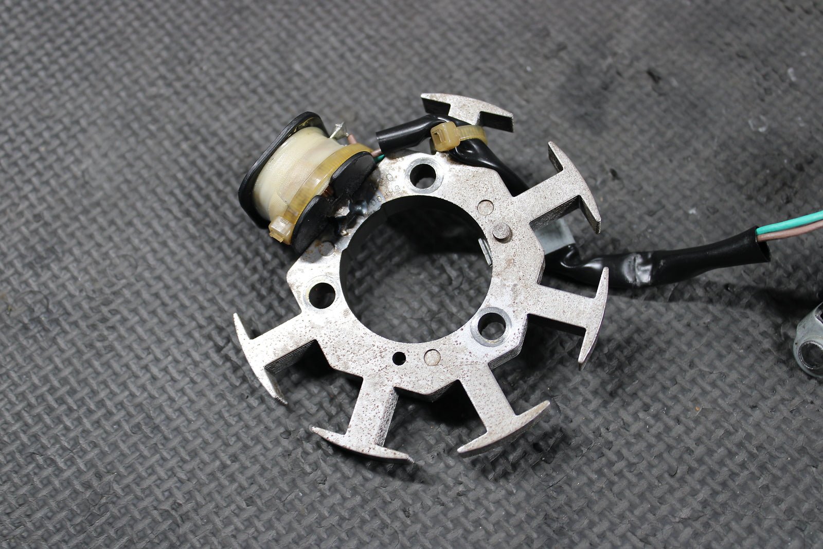 2000 Yamaha TTR125L OEM Stator Magneto Rotor Flywheel 5HP - 85510 - 02 - 00 - hggarage