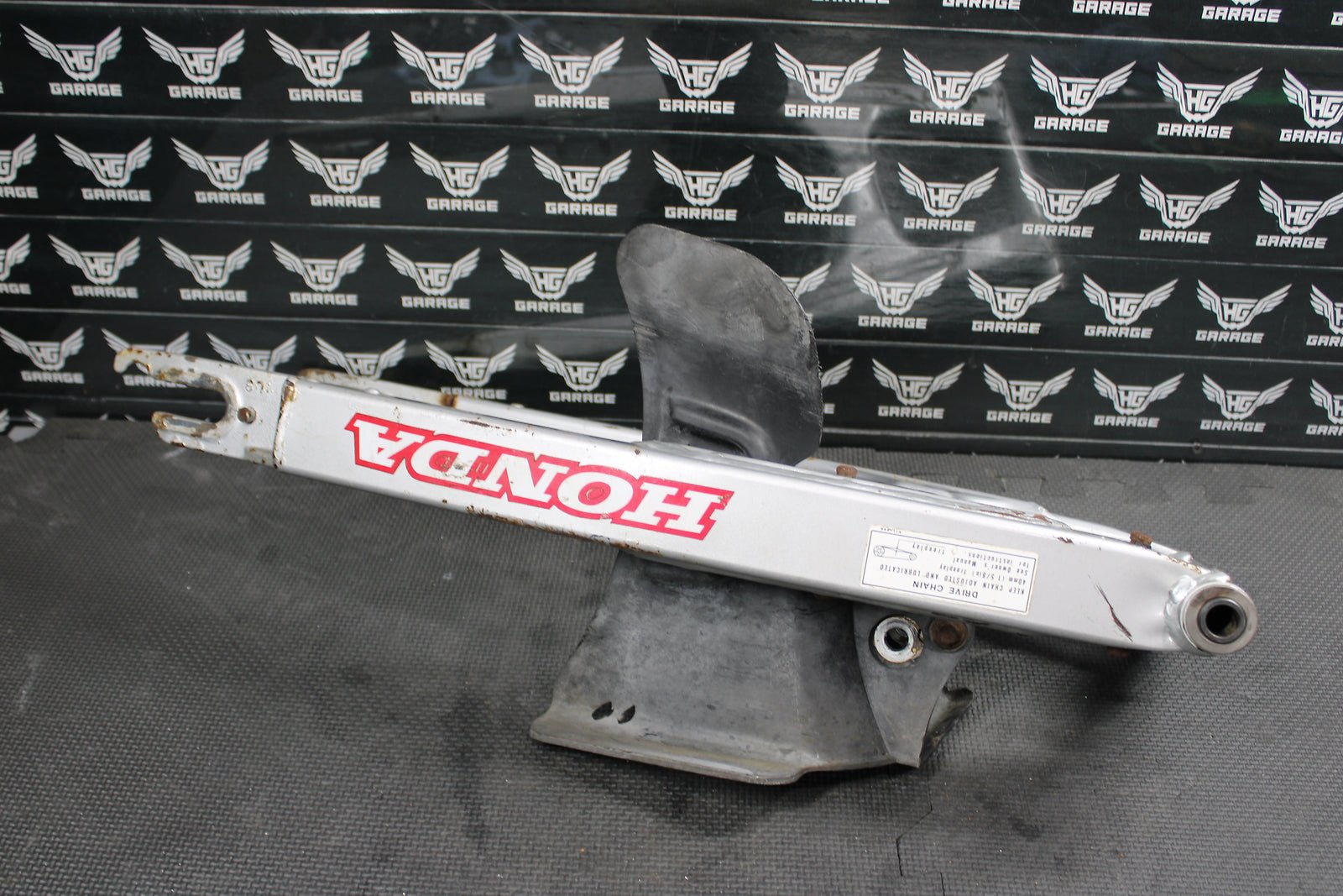 1998 HONDA XR200R 1991 / 93 - 99 OEM SWINGARM SWING ARM SUSPENSION 52100 - KT0 - 870 - hggarage
