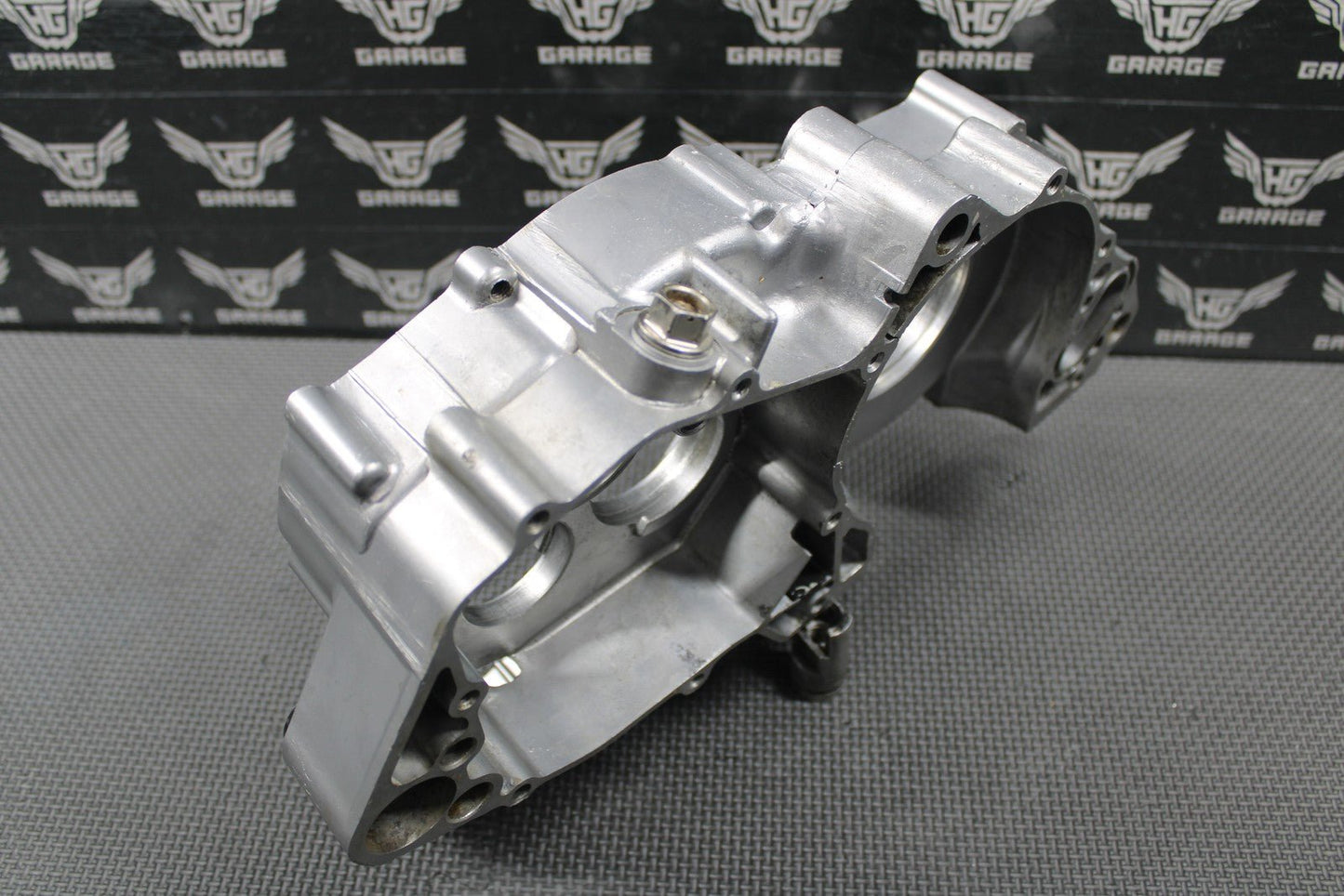 1995 93 - 96 HONDA CR250R OEM RIGHT ENGINE CRANKCASE CRANK CASE 11100 - KZ3 - 406 CRAC - hggarage