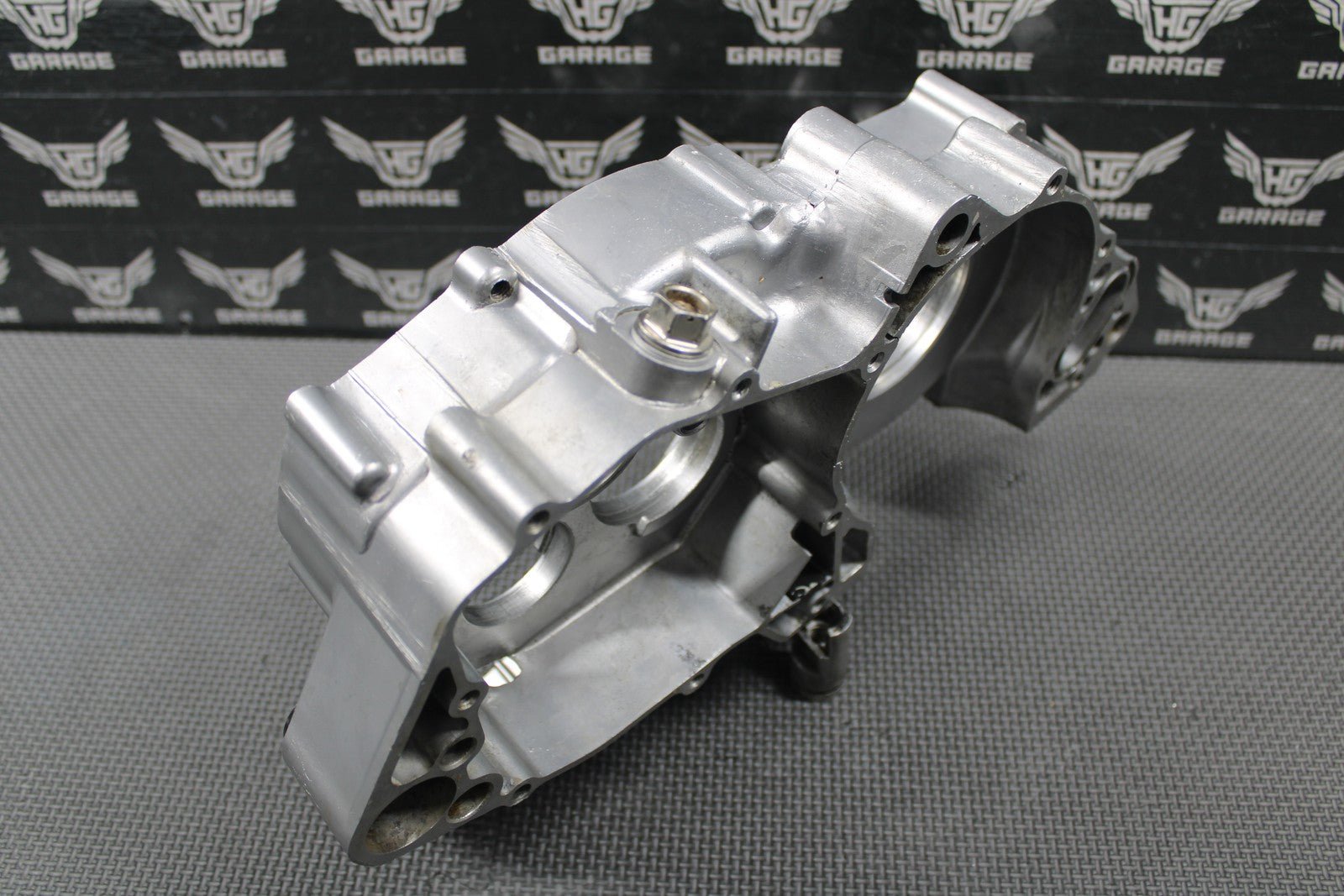 1995 93 - 96 HONDA CR250R OEM RIGHT ENGINE CRANKCASE CRANK CASE 11100 - KZ3 - 406 CRAC - hggarage