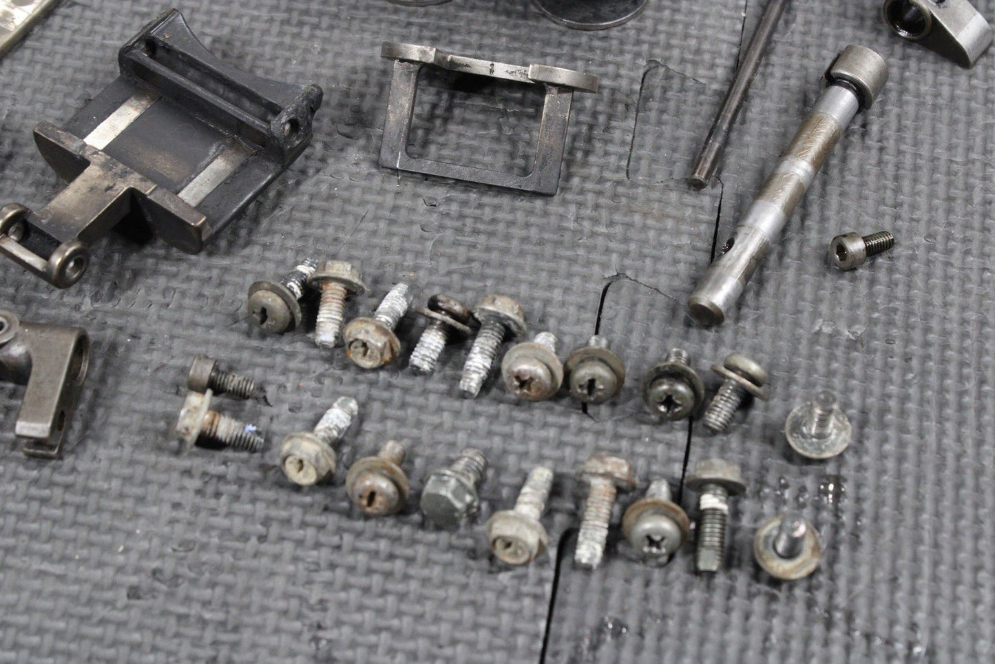 1997 SUZUKI RM250 OEM ENGINE POWER VALVE GOVERNOR EXHUAST VALVE 11254 - 37E10 NICE - hggarage