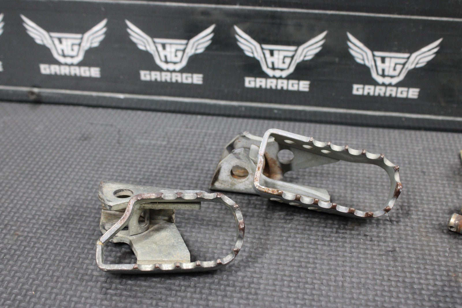 2000 YAMAHA TTR125 TTR125L OEM LEFT RIGHT FOOT PEGS PEDALS FRAME STAND - hggarage