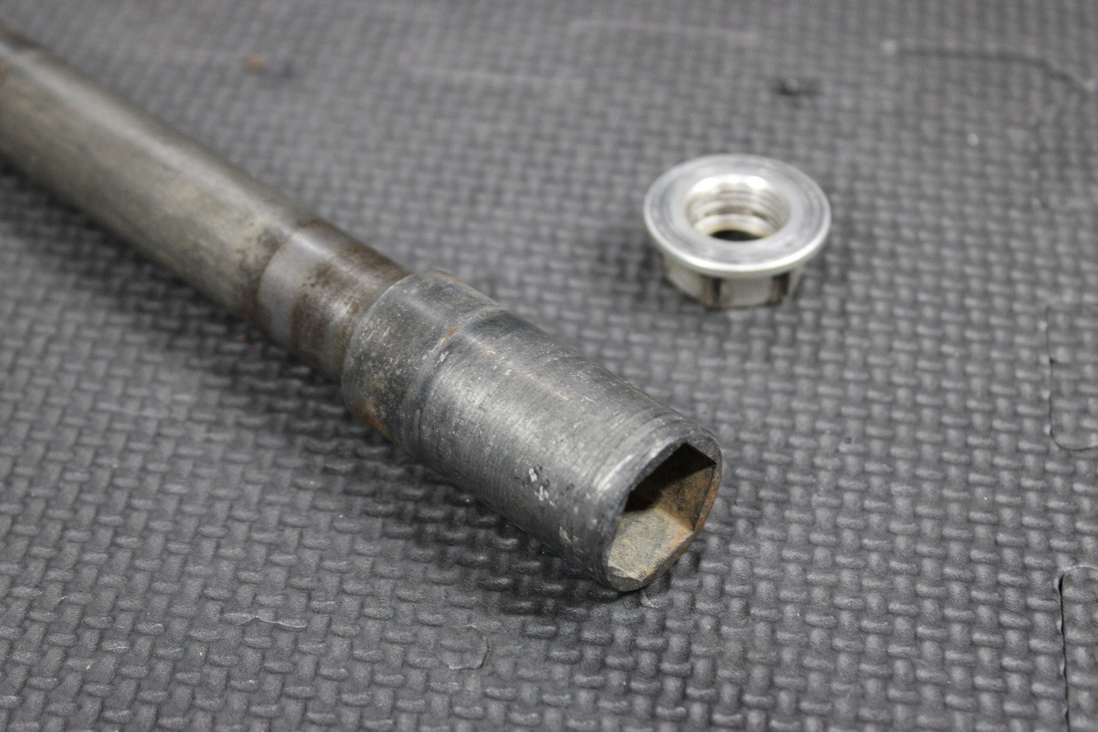 2007 HONDA 04 - 22 CRF450R OEM FRONT WHEEL RIM AXLE PIVOT BOLT 44301 - MEN - 000 - hggarage