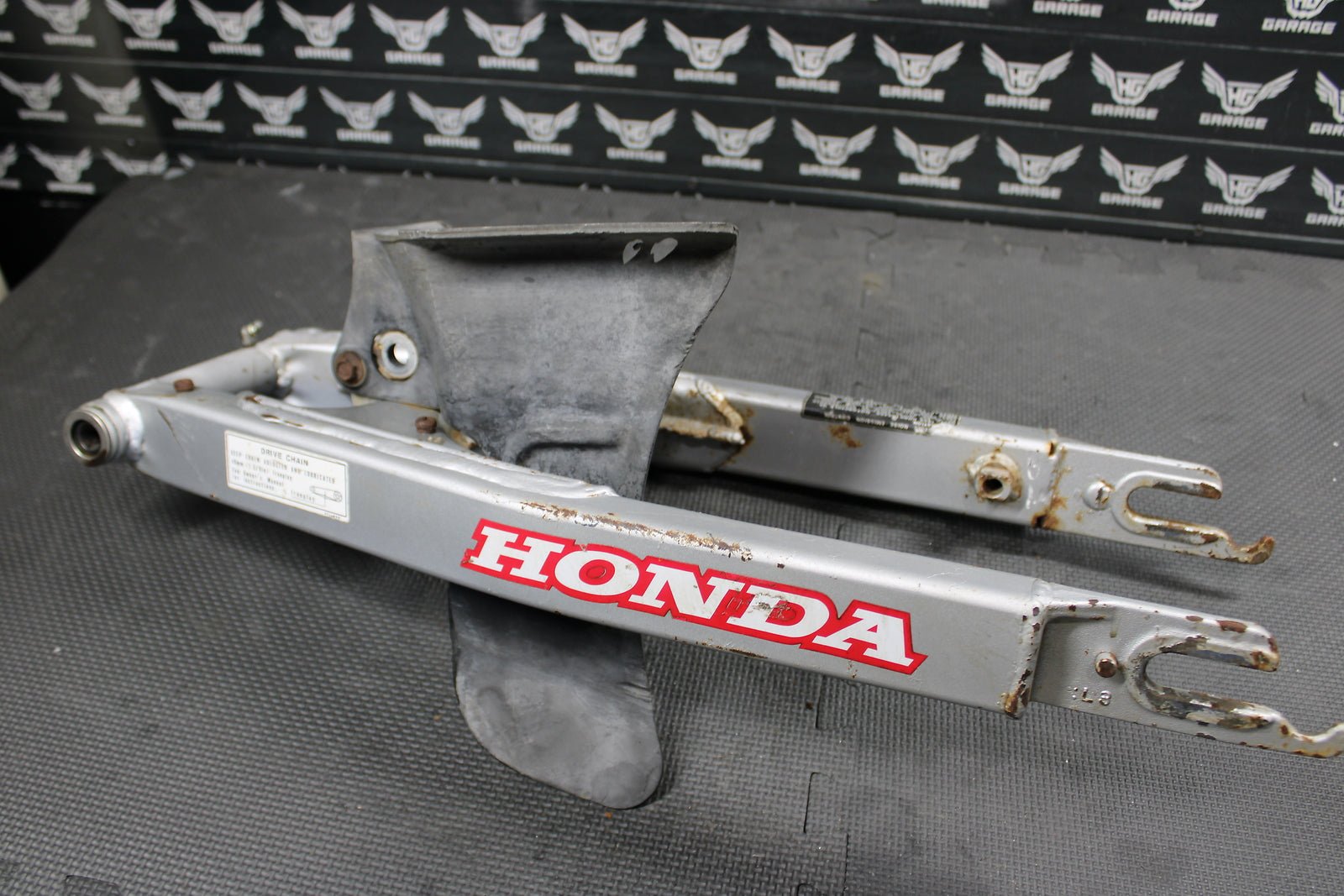1998 HONDA XR200R 1991 / 93 - 99 OEM SWINGARM SWING ARM SUSPENSION 52100 - KT0 - 870 - hggarage