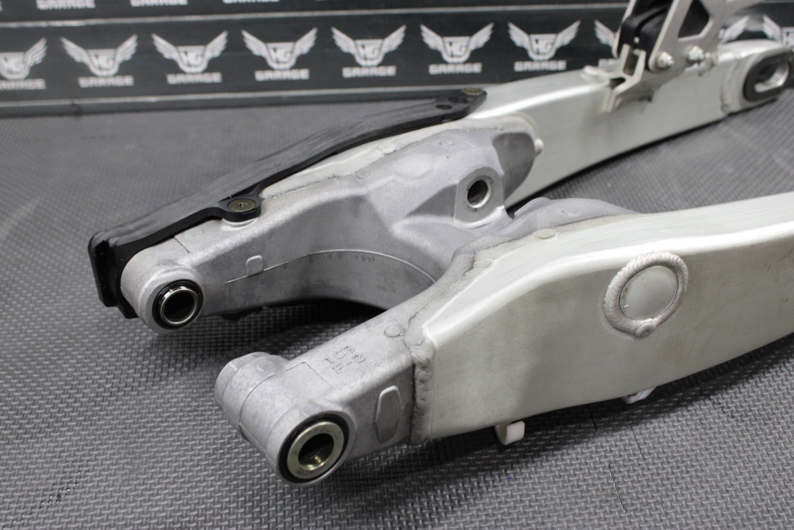 2005 YAMAHA YZ450F OEM SWINGARM SWING ARM SUSPENSION 1C3 - 22110 - 00 - 00 MINT! - hggarage