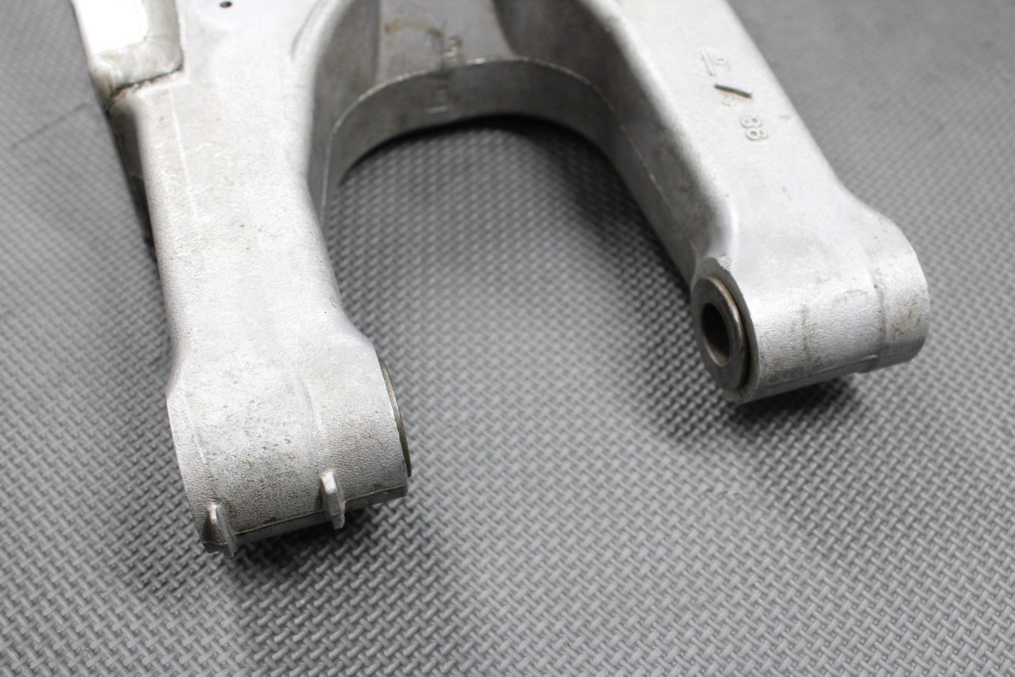 1999 SUZUKI RM125 RM250 MODEL X OEM SWINGARM SWING ARM SUSPENSION 61000 - 37E10 - hggarage