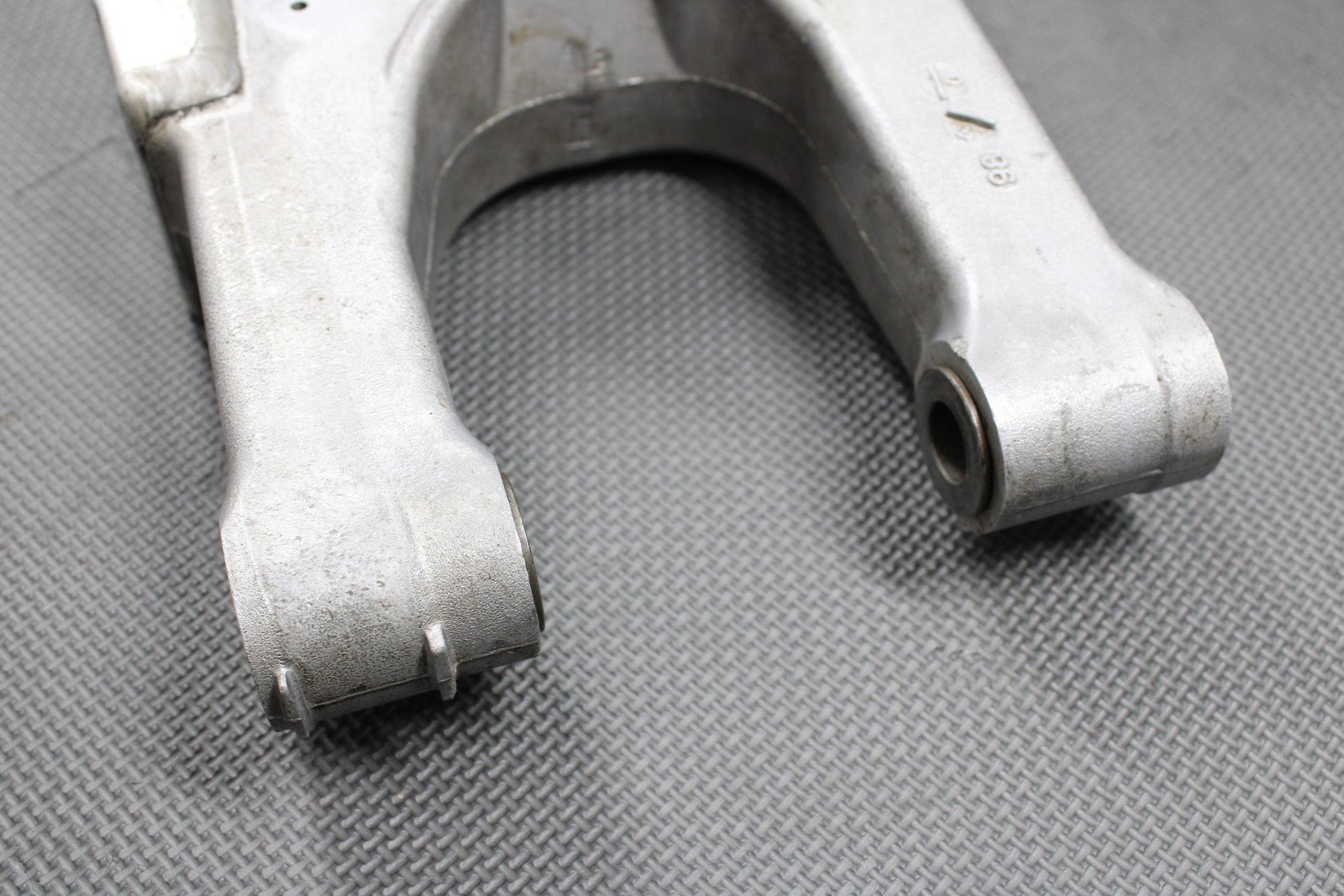 1999 SUZUKI RM125 RM250 MODEL X OEM SWINGARM SWING ARM SUSPENSION 61000 - 37E10 - hggarage