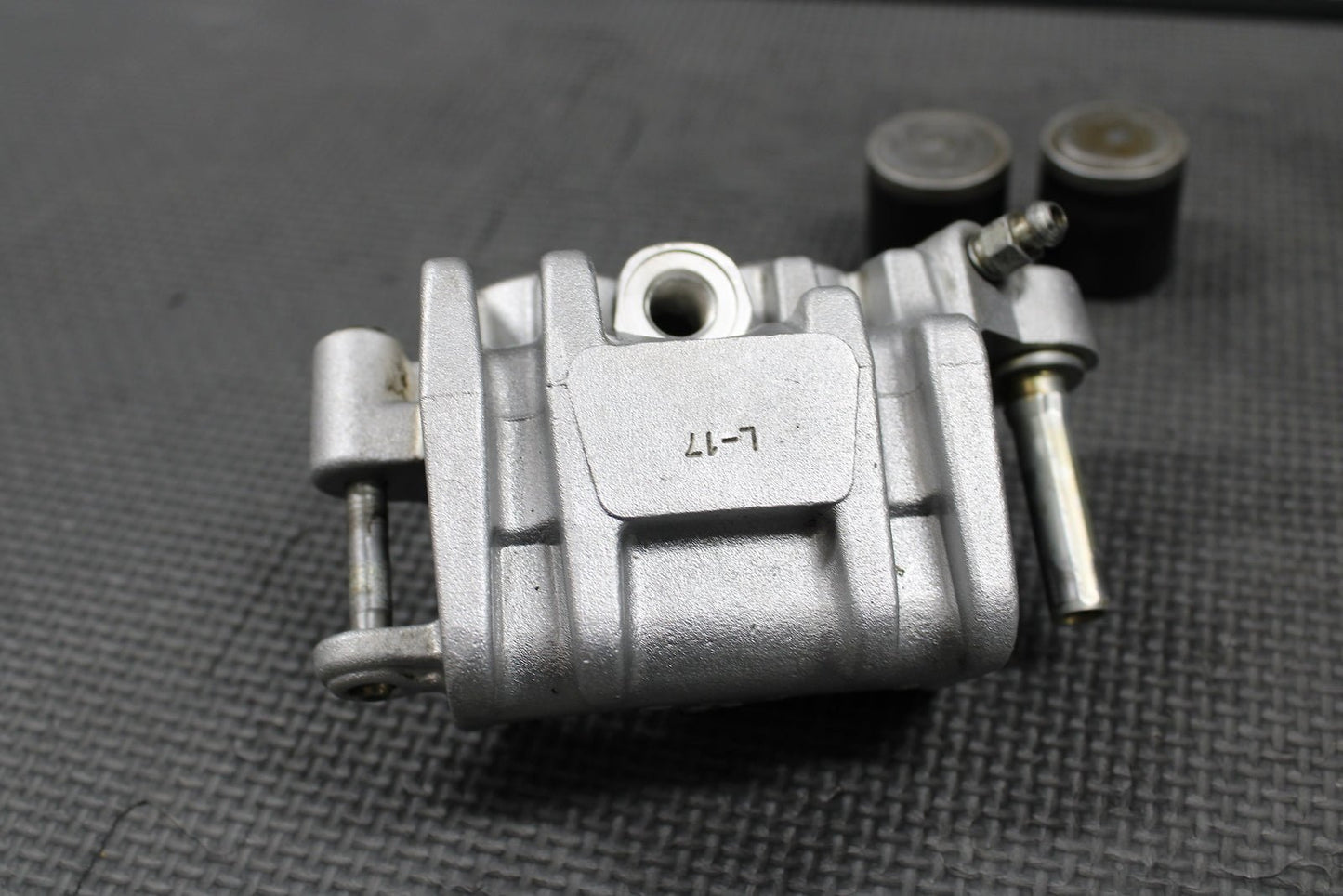1995 HONDA CR250R OEM NISSIN FRONT BRAKE CALIPER & BRACKET 45150 - MAC - 681 NICE - hggarage