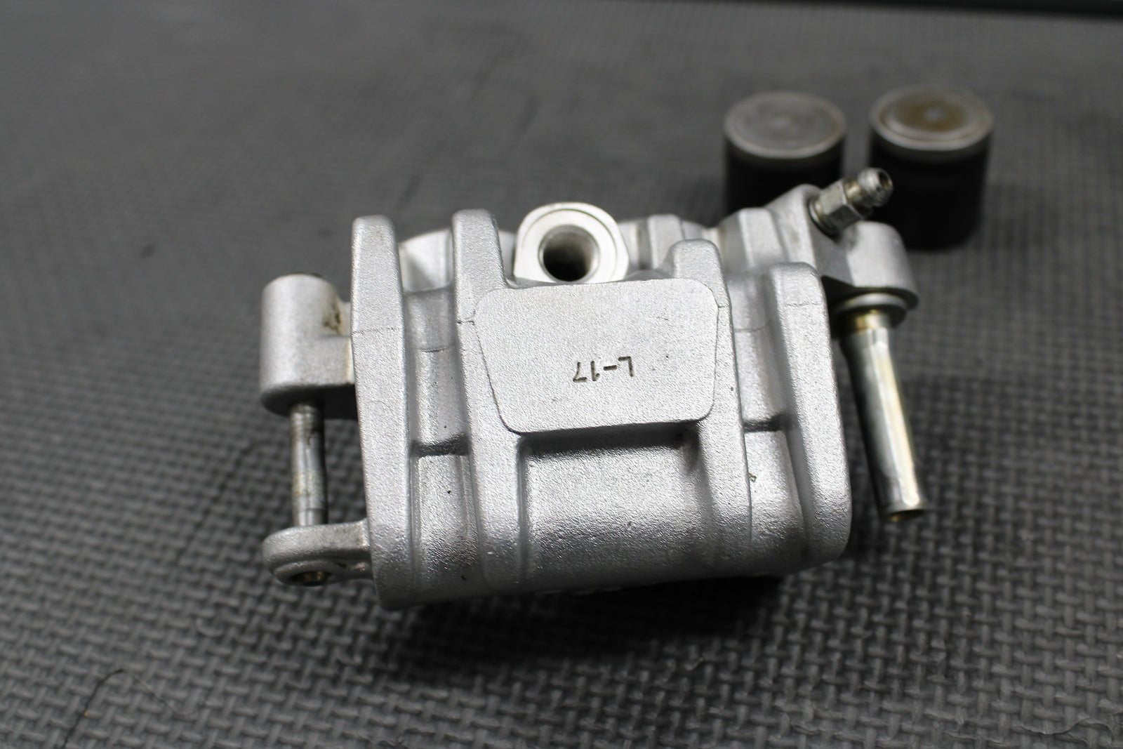 1995 HONDA CR250R OEM NISSIN FRONT BRAKE CALIPER & BRACKET 45150 - MAC - 681 NICE - hggarage