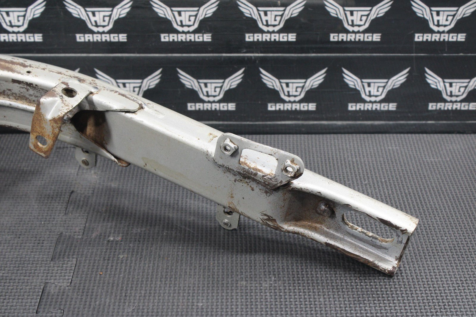 1987 YAMAHA TW200 OEM SWINGARM SWING ARM SUSPENSION 2JX - 22110 - 10 - 35 - hggarage