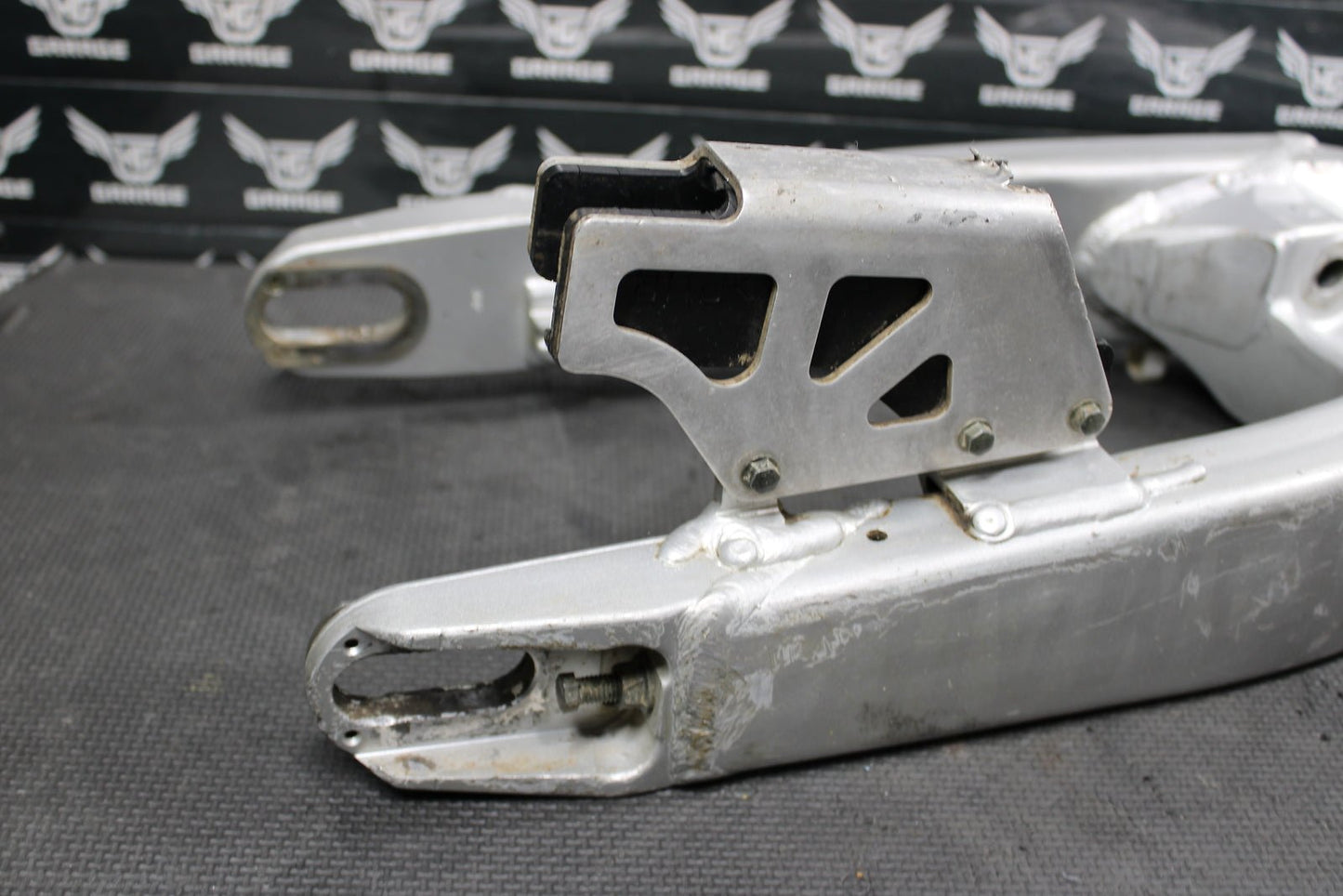 1999 YAMAHA YZ125 OEM SWINGARM SWING ARM SUSPENSION 5MV - 22110 - 00 - 00 - hggarage