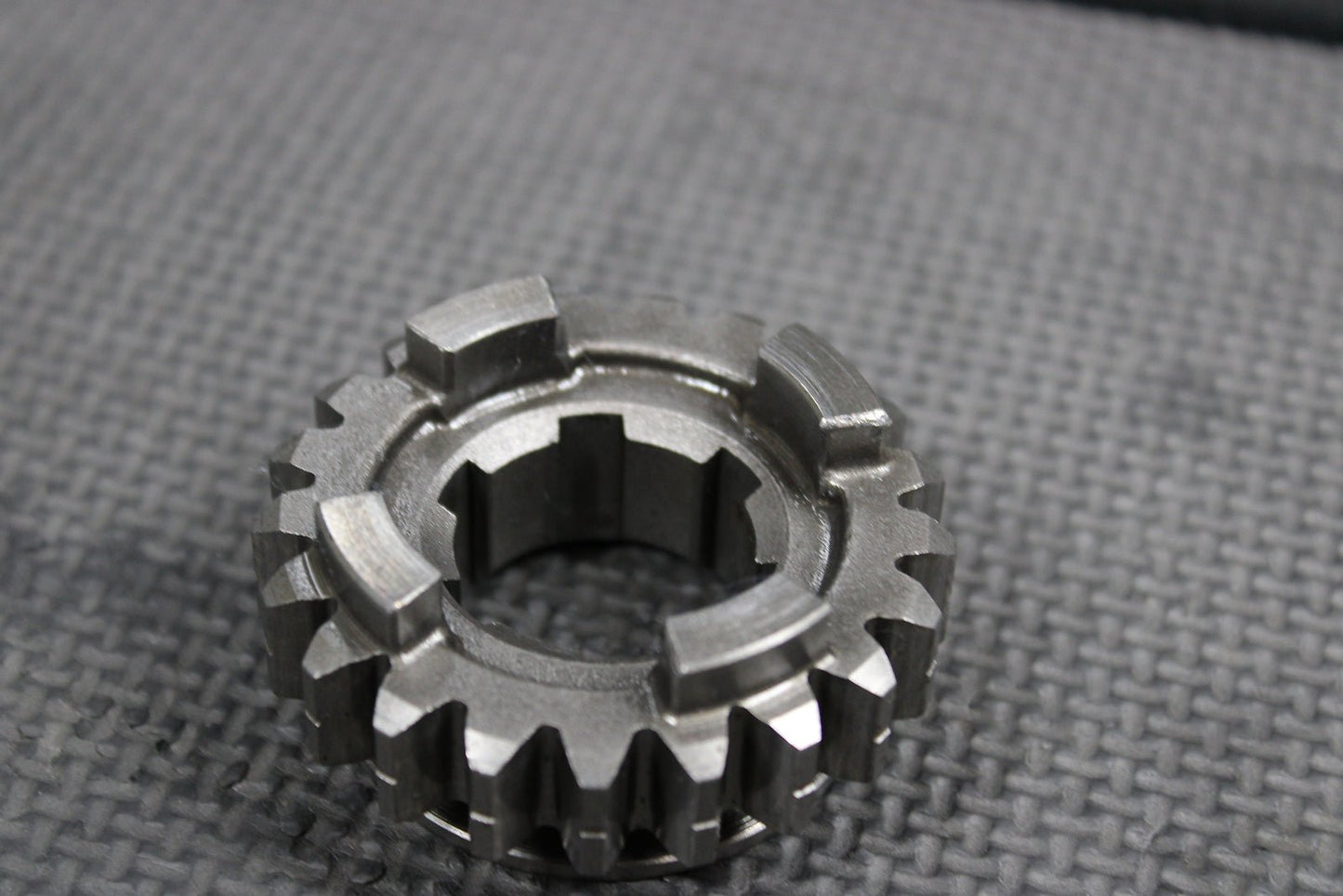 1999 HONDA CR500R OEM TRANSMISSION COUNTERSHAFT 4TH GEAR 21T GEAR 23471 - ML3 - 670 - hggarage