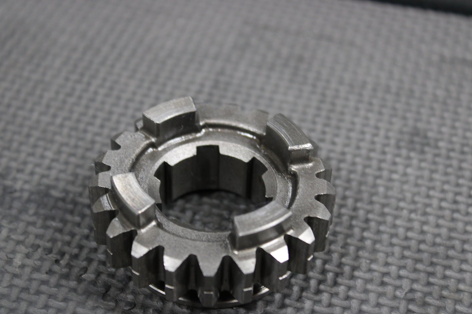 1999 HONDA CR500R OEM TRANSMISSION COUNTERSHAFT 4TH GEAR 21T GEAR 23471 - ML3 - 670 - hggarage