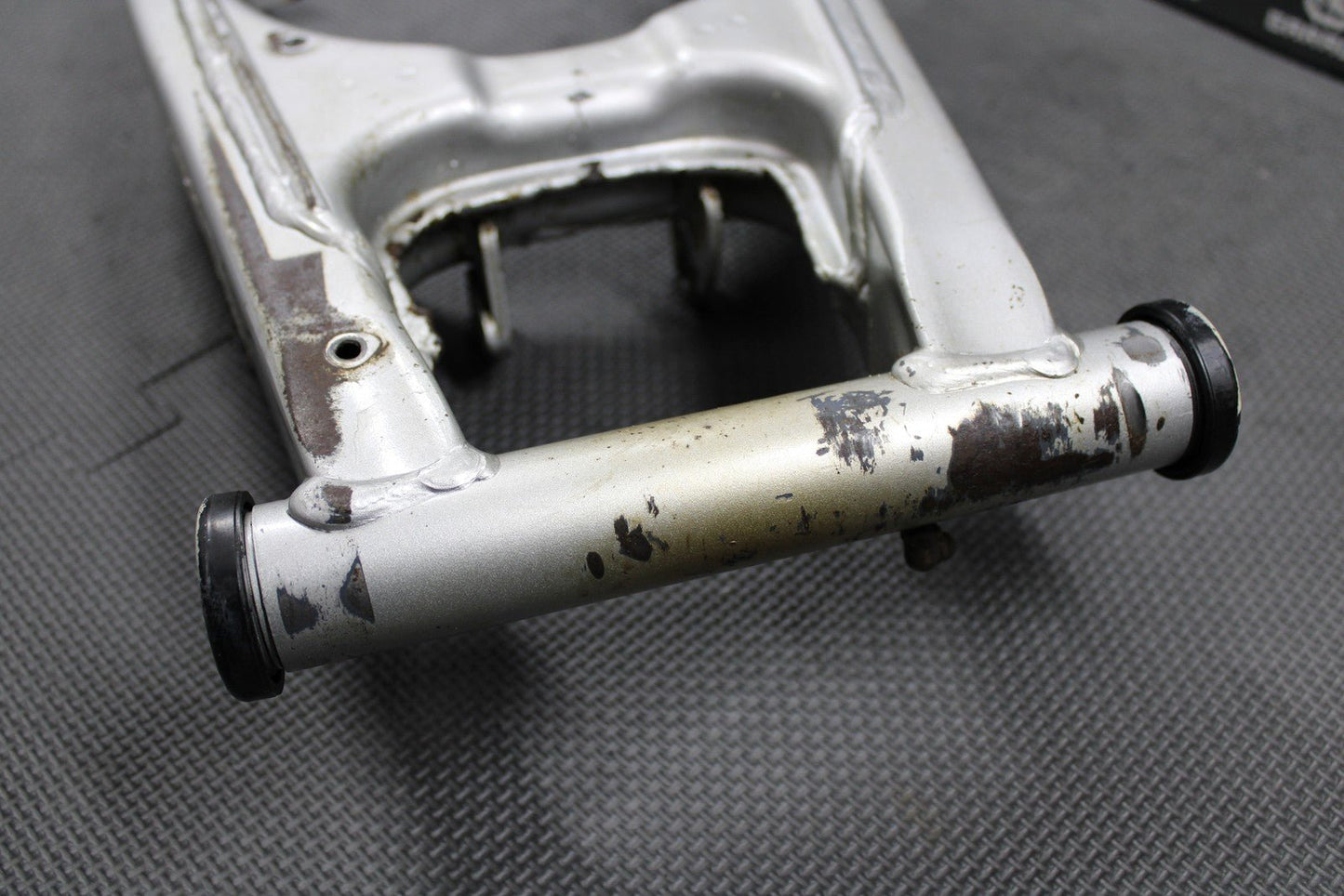 1999 HONDA XR200R 91 - 99 OEM SWINGARM SWING ARM REAR SUSPENSION 52100 - KT0 - 870 - hggarage