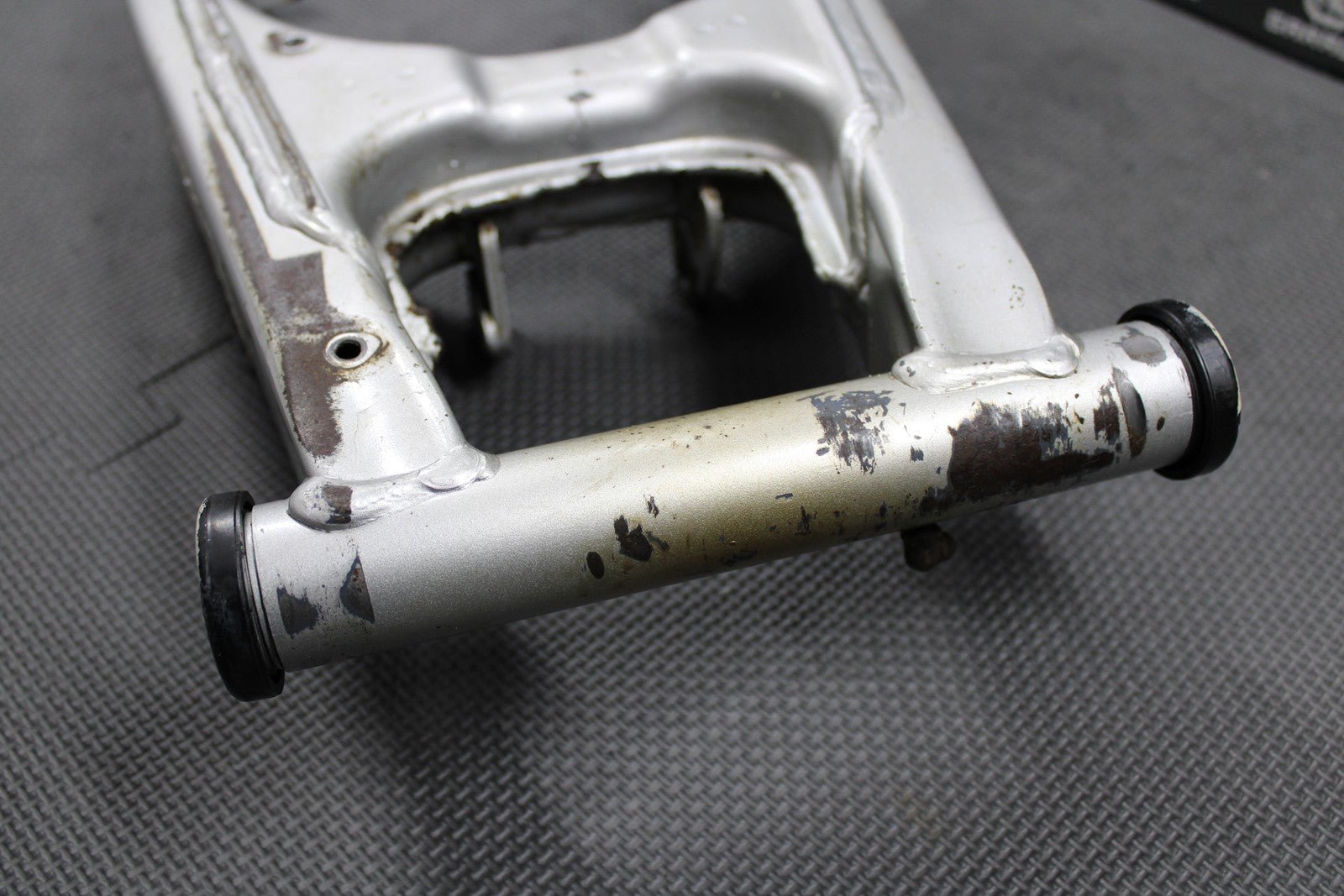 1999 HONDA XR200R 91 - 99 OEM SWINGARM SWING ARM REAR SUSPENSION 52100 - KT0 - 870 - hggarage