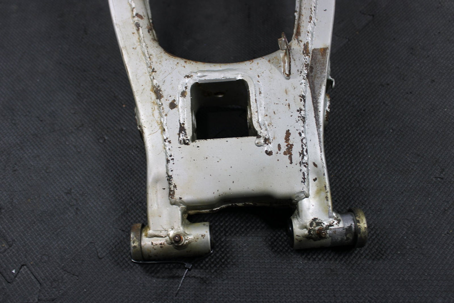 2001 YAMAHA TTR225 OEM SWINGARM SWING ARM SUSPENSION 4VW - F2110 - 10 - 35 - hggarage