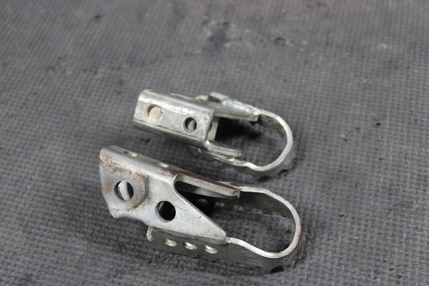 2000 Yamaha TTR125 TTR125E TTR125L TTR125LE OEM Foot Pegs Pedals Frame Stand - hggarage