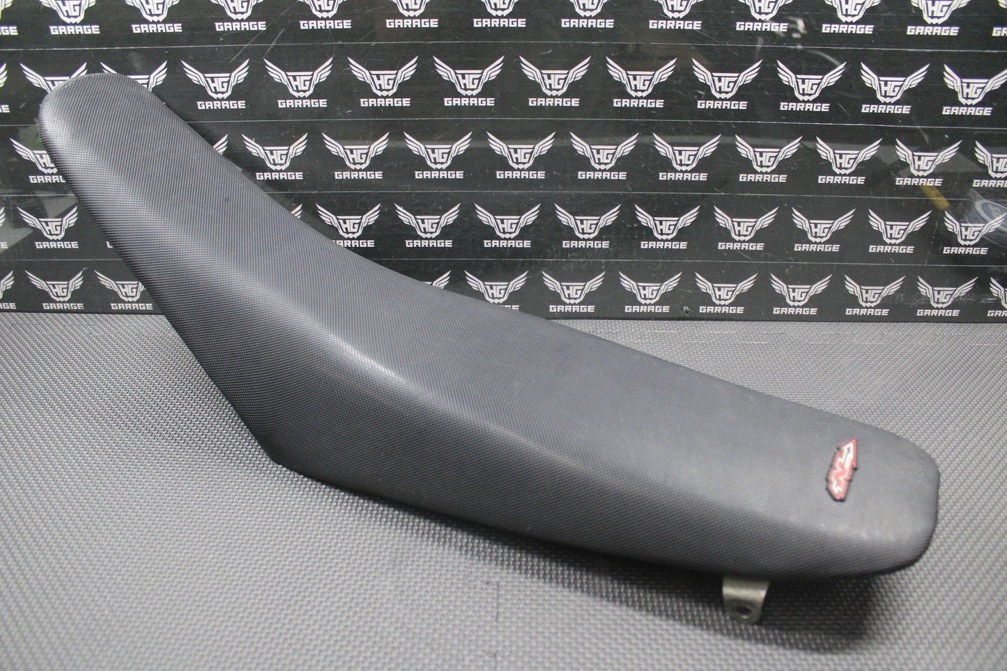 2000 2001 HONDA CR125R CR250R OEM SEAT SADDLE FOAM PAN BLACK GRIPPER COVER GOOD! - hggarage