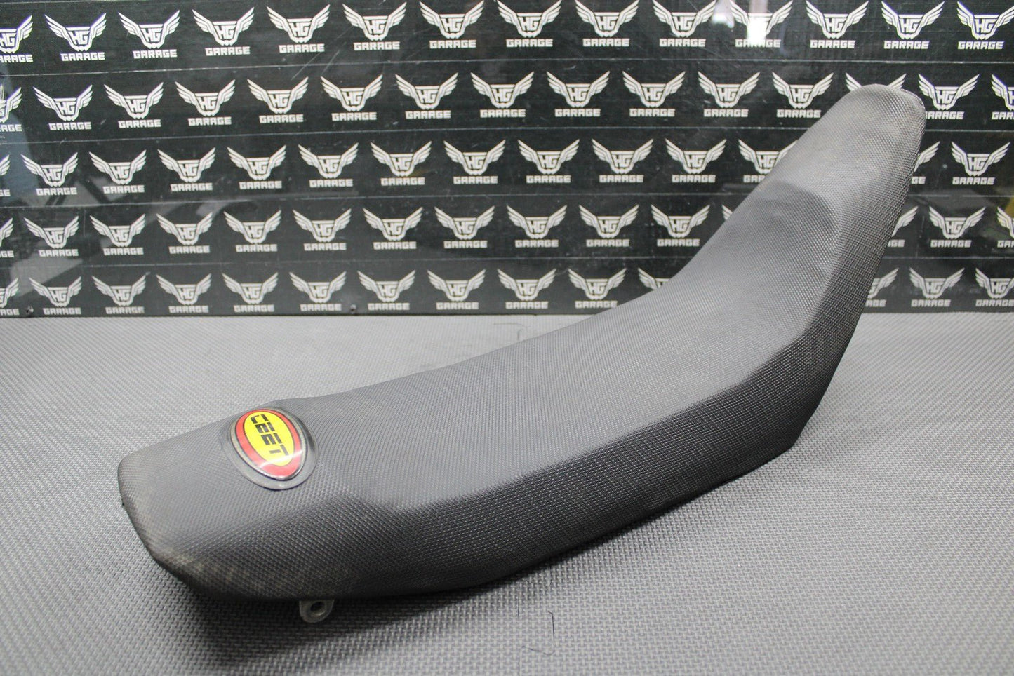1999 SUZUKI RM250 OEM SEAT SADDLE FOAM PAN SHAVED LOW W/ CEET GRIPPER COVER - hggarage