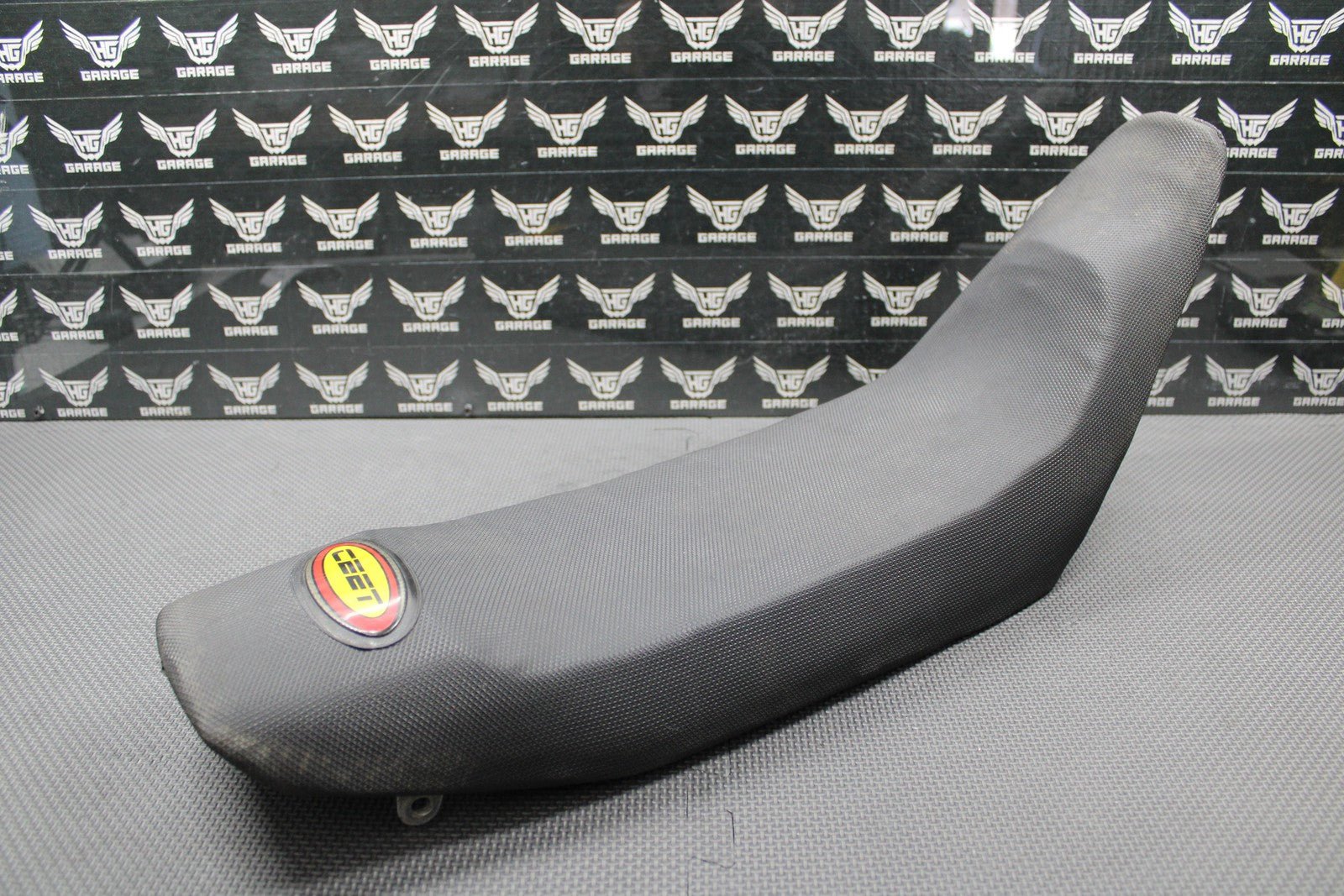 1999 SUZUKI RM250 OEM SEAT SADDLE FOAM PAN SHAVED LOW W/ CEET GRIPPER COVER - hggarage