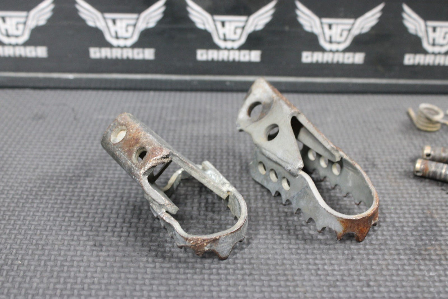 2000 YAMAHA TTR125 TTR125L OEM LEFT RIGHT FOOT PEGS PEDALS FRAME STAND - hggarage