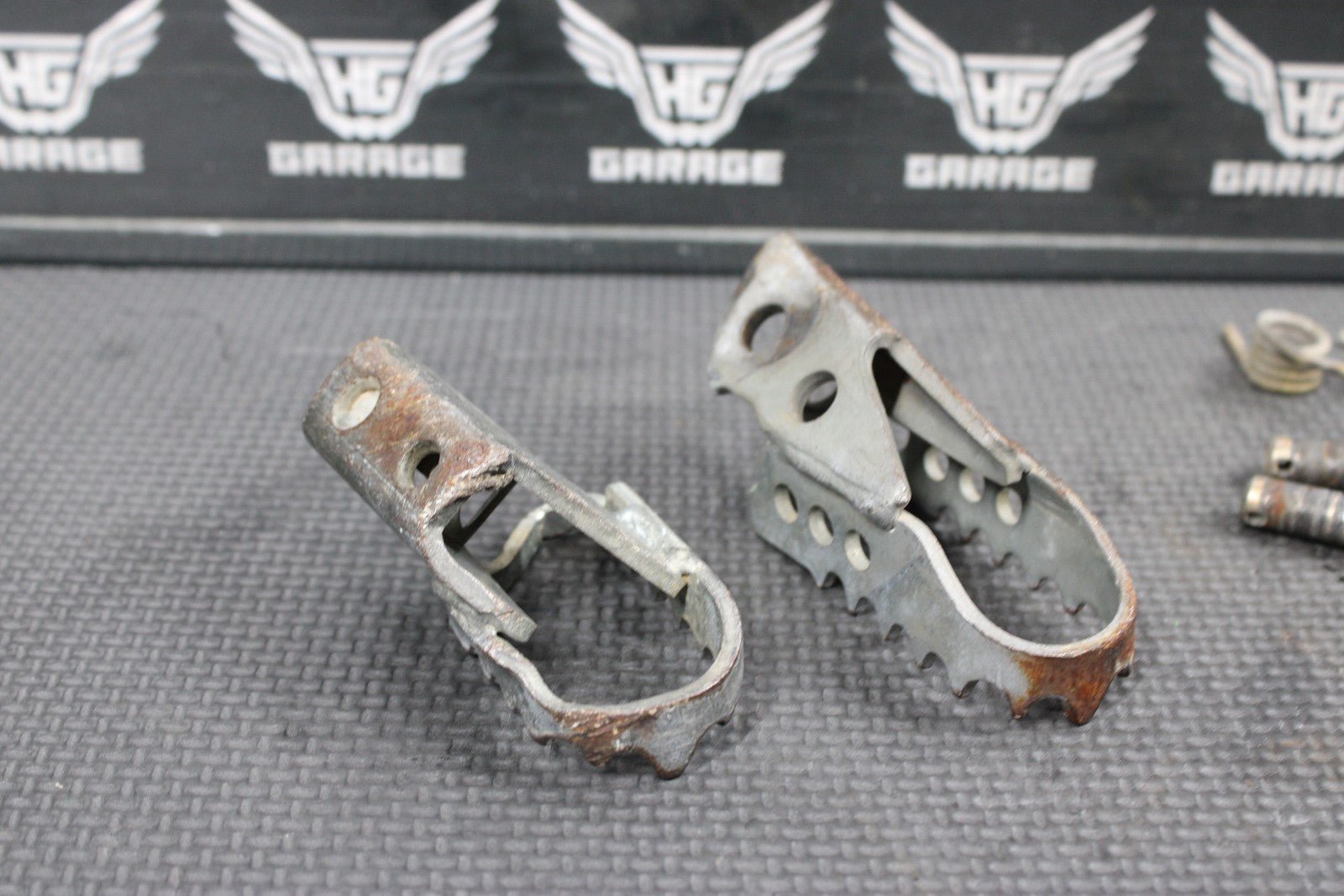2000 YAMAHA TTR125 TTR125L OEM LEFT RIGHT FOOT PEGS PEDALS FRAME STAND - hggarage