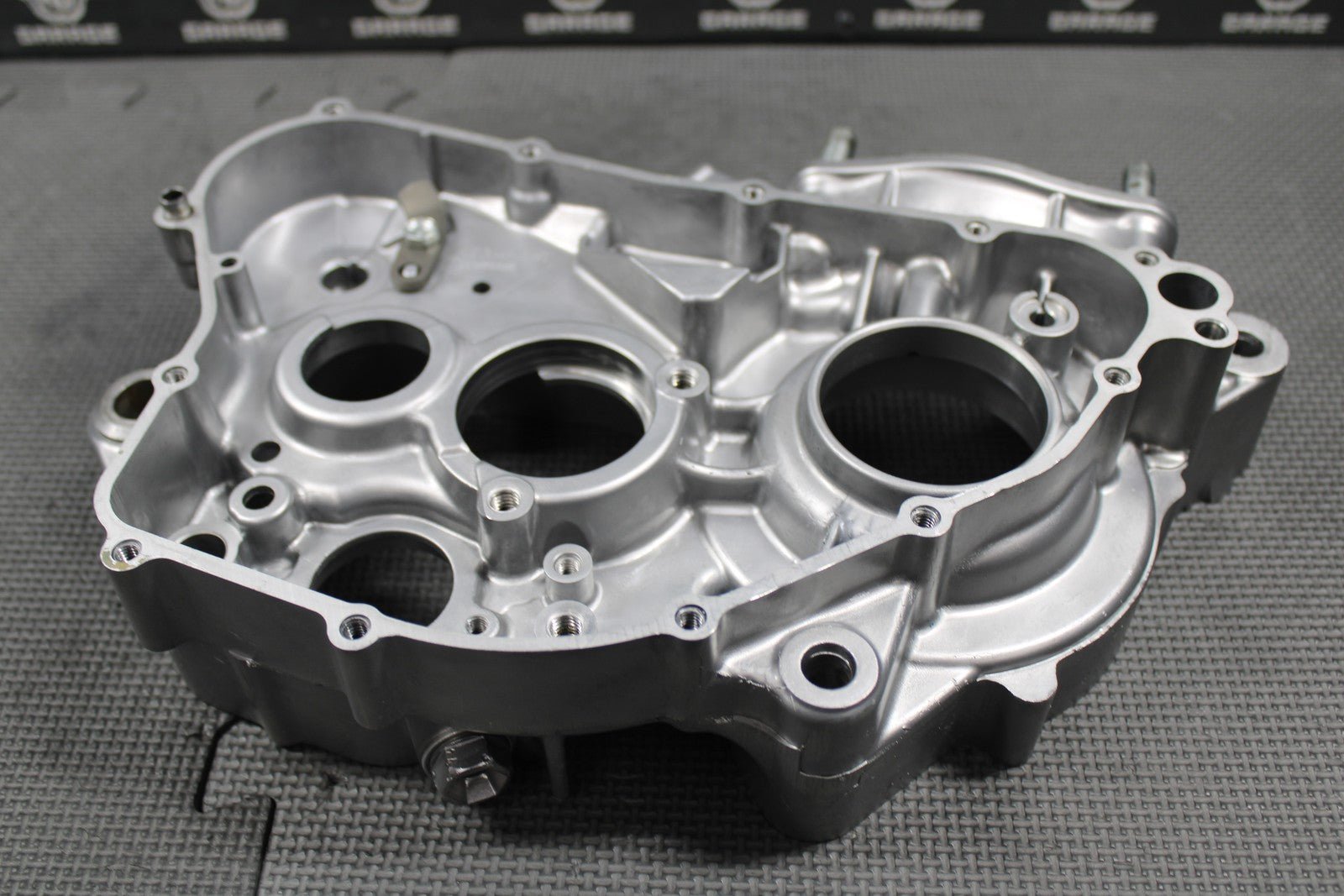 2003 HONDA CR250R OEM RIGHT ENGINE CRANKCASE CRANK CASE BLOCK 04921 - KZ3 - L30 MINT - hggarage