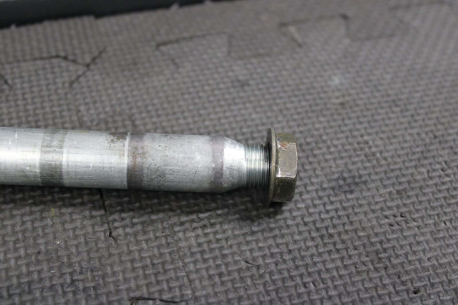 2005 YAMAHA YZ250F OEM FRONT WHEEL RIM AXLE PIVOT BOLT 1C3 - 25181 - 10 - 00 - hggarage