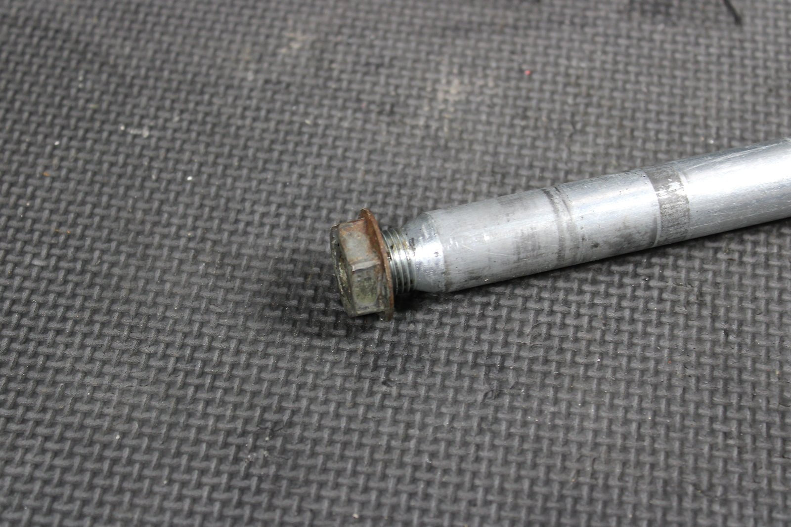 2004 YAMAHA YZ250F OEM FRONT WHEEL RIM AXLE PIVOT BOLT 5BE - 25181 - 00 - 00 - hggarage