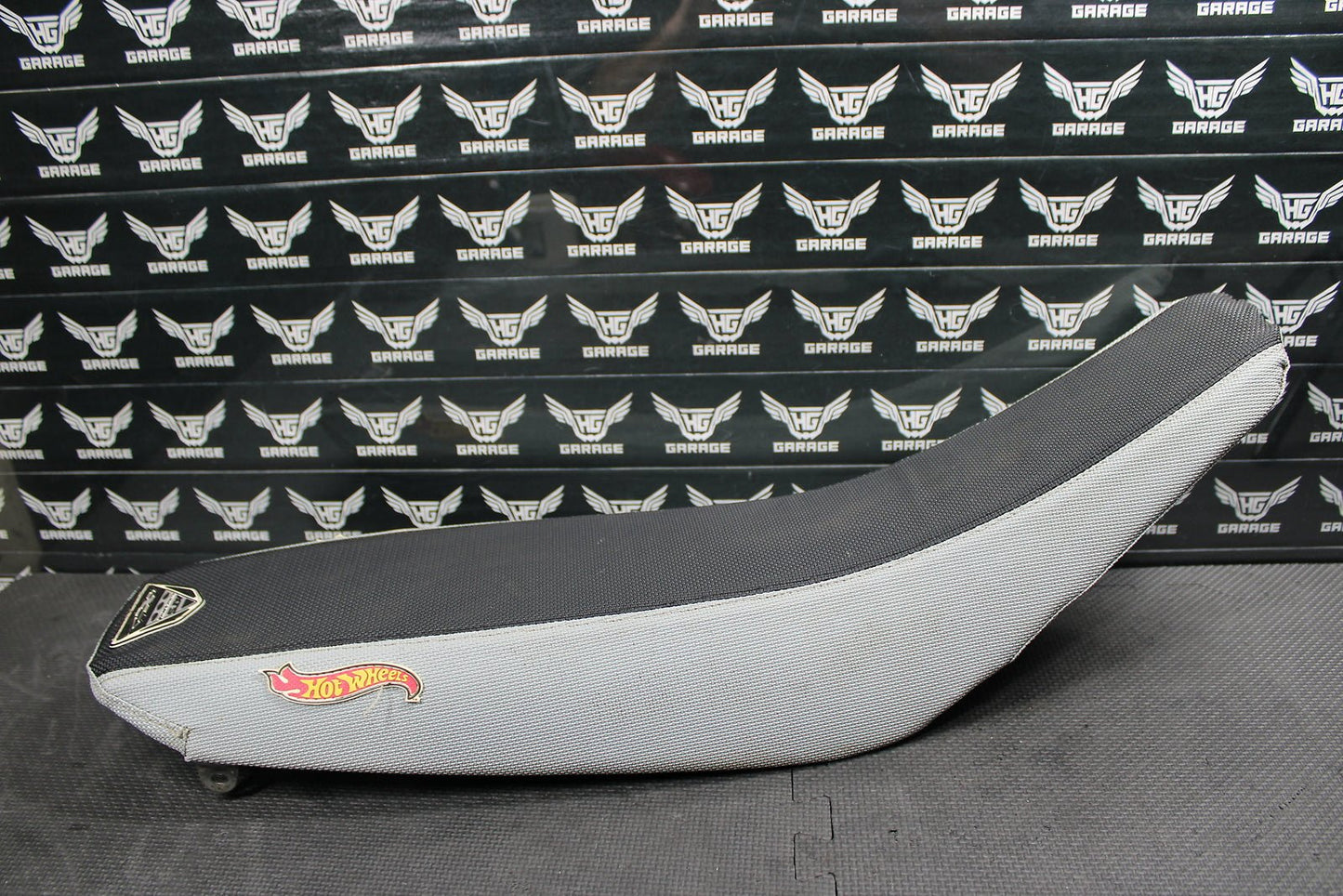 2006 Suzuki 05 - 07 RMZ450 RMZ450Z OEM Seat Saddle Cover Foam Pan 45100 - 35G10 - Cep - hggarage