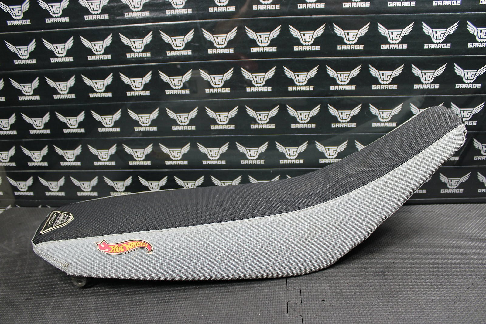 2006 Suzuki 05 - 07 RMZ450 RMZ450Z OEM Seat Saddle Cover Foam Pan 45100 - 35G10 - Cep - hggarage