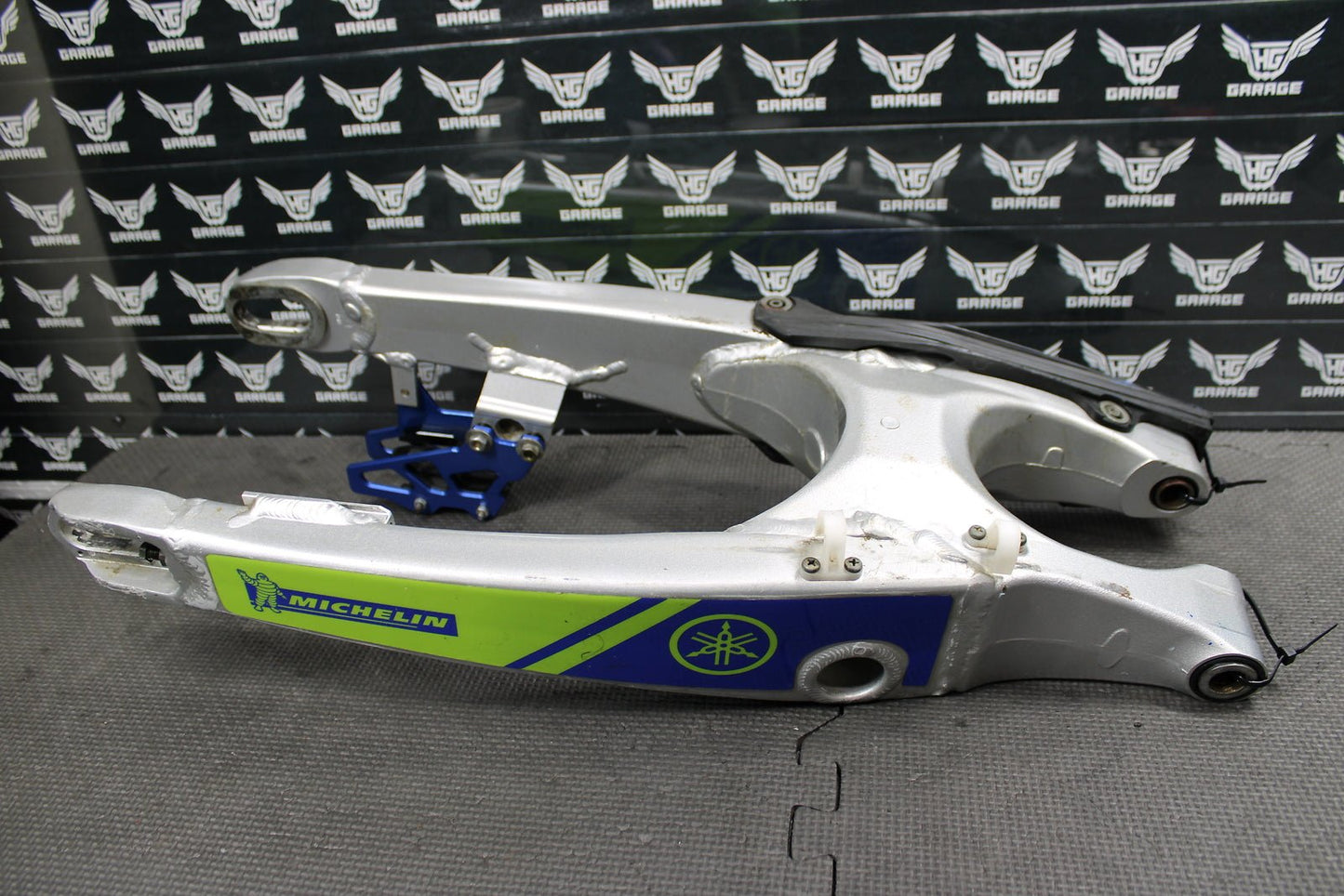 2002 YAMAHA YZ250F OEM SWINGARM SWING ARM REAR SUSPENSION 5NY - 22110 - 00 - 00 - hggarage