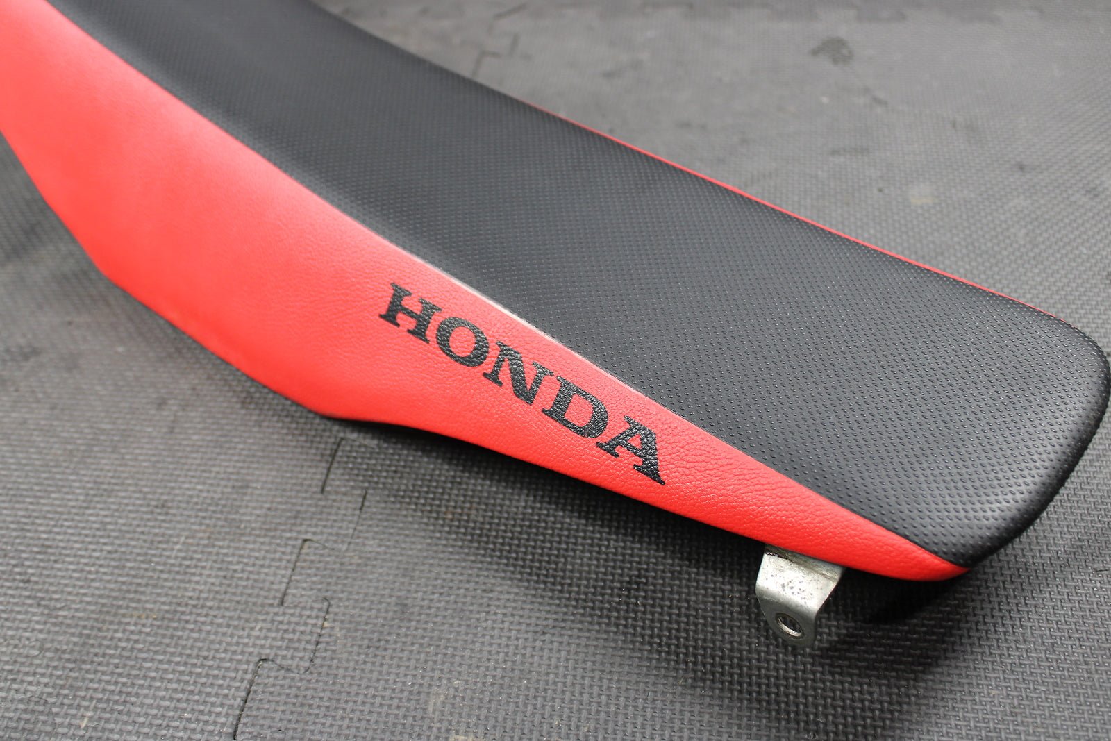 2004 HONDA CRF250R OEM SEAT SADDLE 77100 - KRN - 730 - hggarage