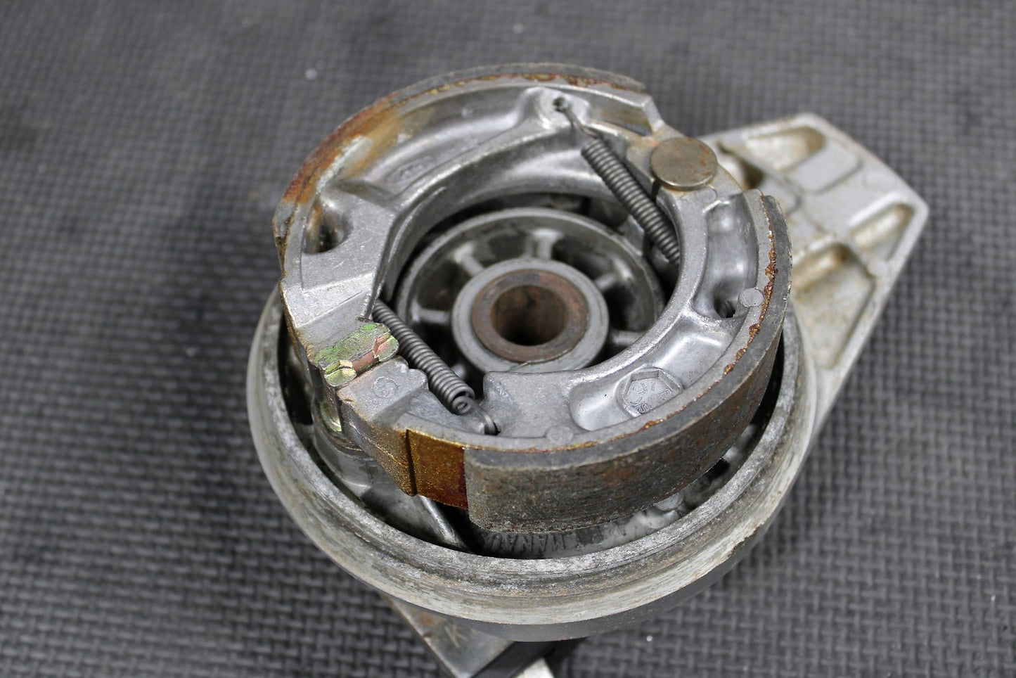 1998 HONDA XR200R 84 - 88 / 1990 1991 / 93 - 02 OEM FRONT DRUM BRAKE ASSEMBLY - hggarage