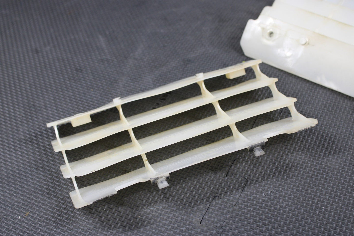 1997 KAWASAKI 97 - 04 KX250 OEM RADIATOR GUARD SHIELD LOUVER VENT - hggarage