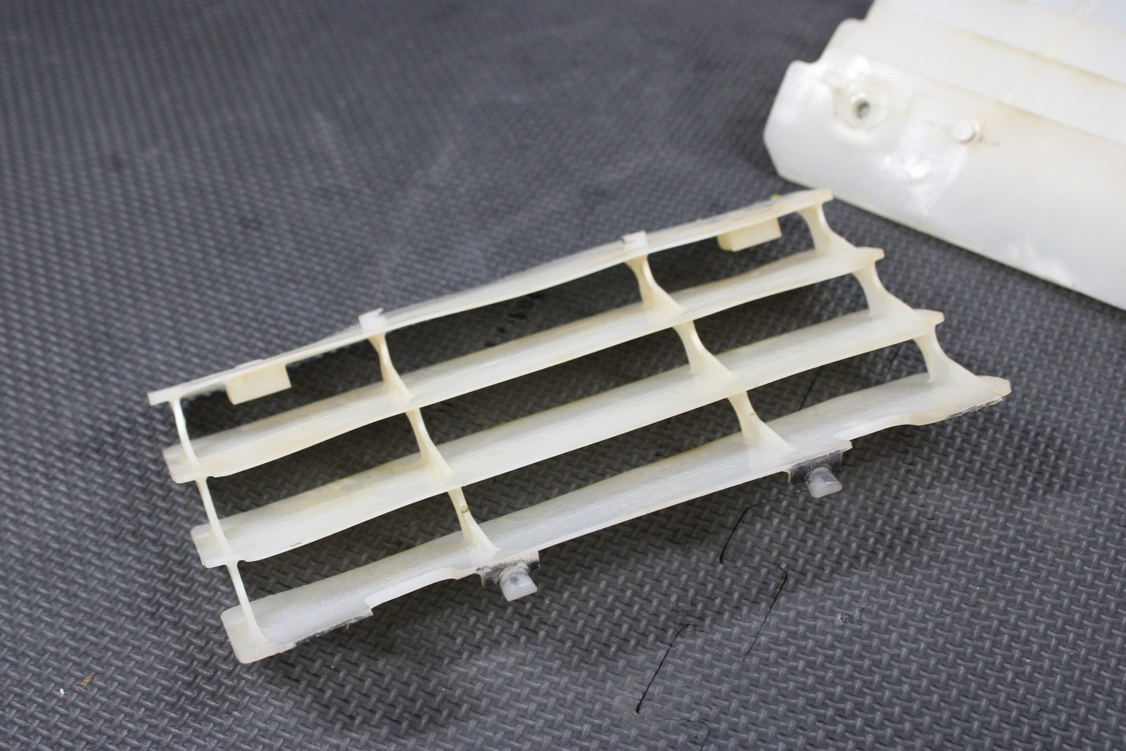1997 KAWASAKI 97 - 04 KX250 OEM RADIATOR GUARD SHIELD LOUVER VENT - hggarage
