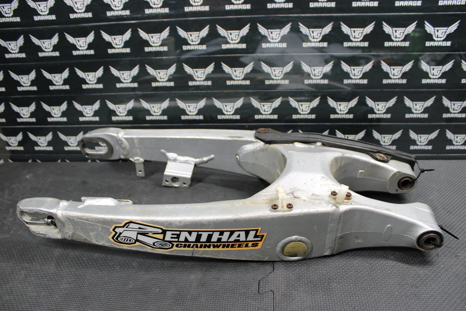 2002 Yamaha YZ426F YZ426 OEM Swingarm Swing Arm Rear Suspension 5NY - 22110 - 00 - 00 - hggarage