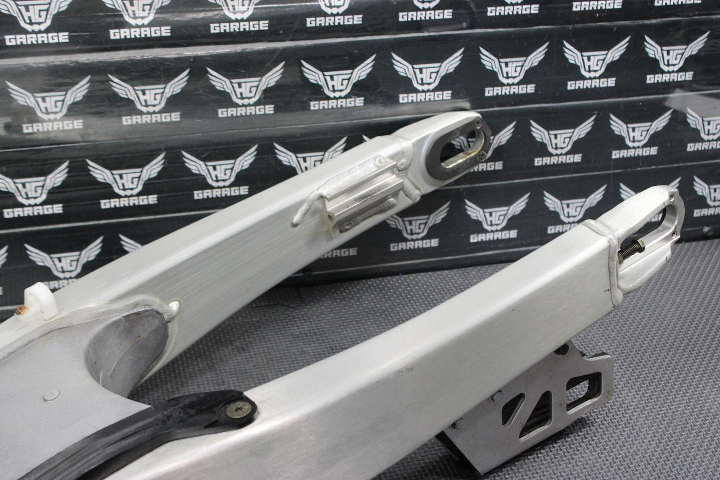 2005 YAMAHA YZ450F OEM SWINGARM SWING ARM SUSPENSION 1C3 - 22110 - 00 - 00 MINT! - hggarage