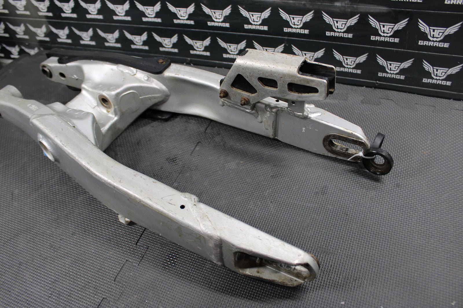 1999 YAMAHA OEM SWINGARM SWING ARM SUSPENSION 5MV - 22110 - 00 - 00 - hggarage