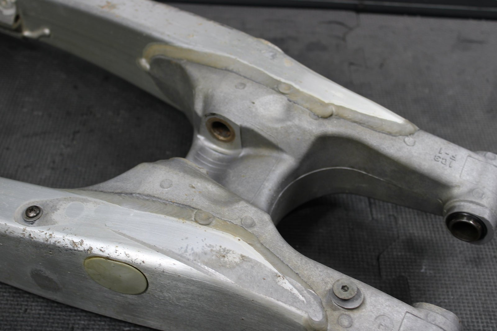 2005 Yamaha YZ250F OEM Swingarm Swing Arm Suspension 1C3 - 22110 - 00 - 00 - hggarage