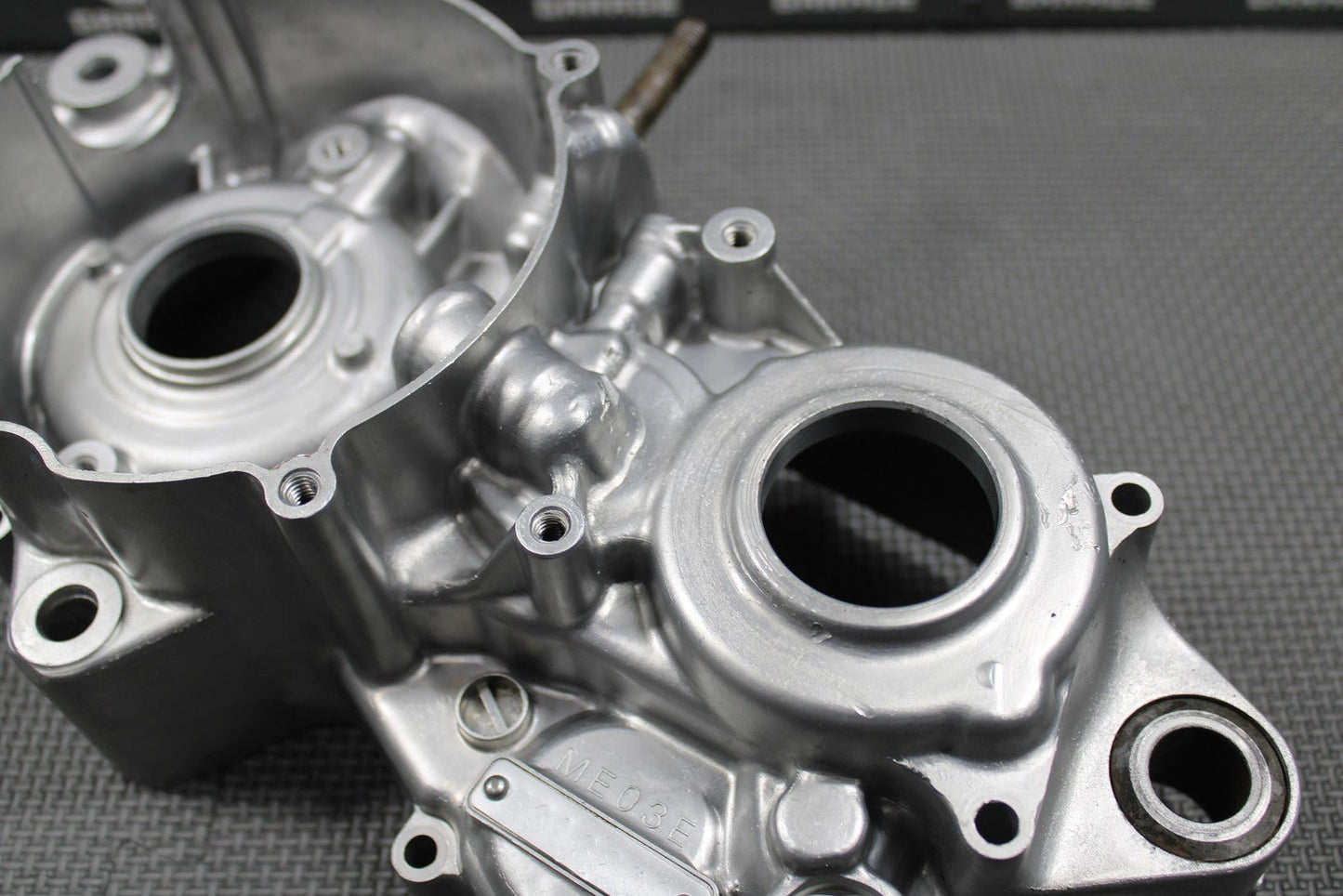 2000 2001 HONDA CR250R OEM LEFT ENGINE CRANKCASE CRANK CASE 11200 - KZ3 - P00 NICE!! - hggarage