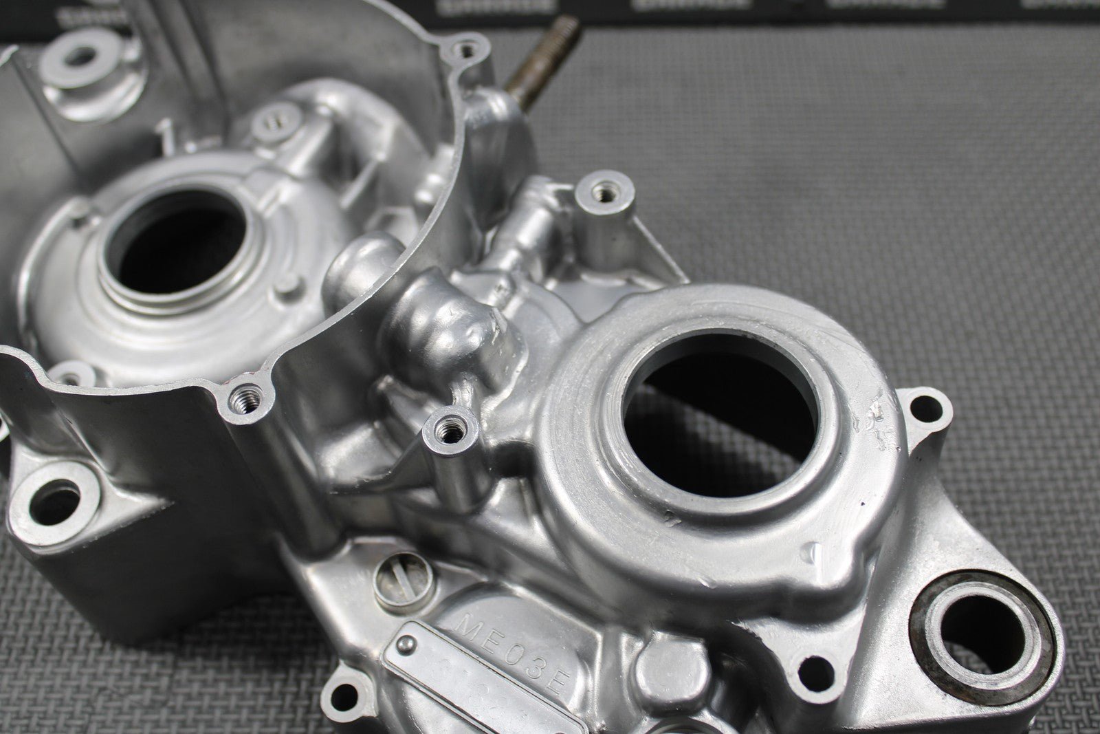 2000 2001 HONDA CR250R OEM LEFT ENGINE CRANKCASE CRANK CASE 11200 - KZ3 - P00 NICE!! - hggarage