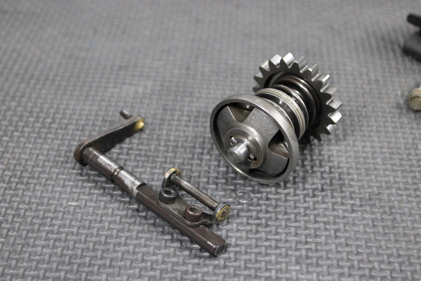 1996 KAWASAKI KX125 OEM ENGINE POWERVALVE EXHUAST VALVE LINKAGE GOVERNOR - hggarage