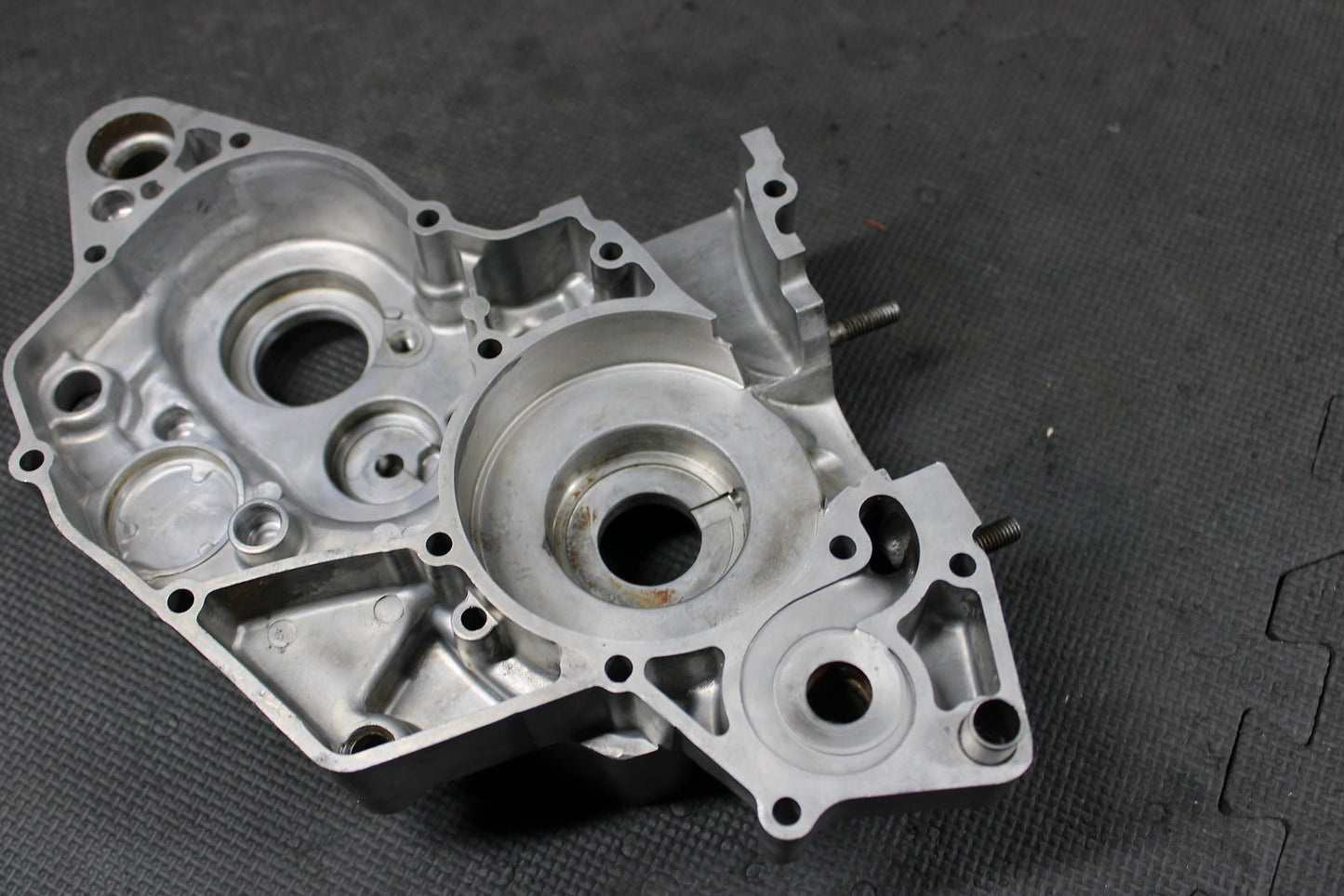1999 SUZUKI RM125 OEM LEFT ENGINE MOTOR CRANKCASE CRANK CASE BOTTOM END - hggarage